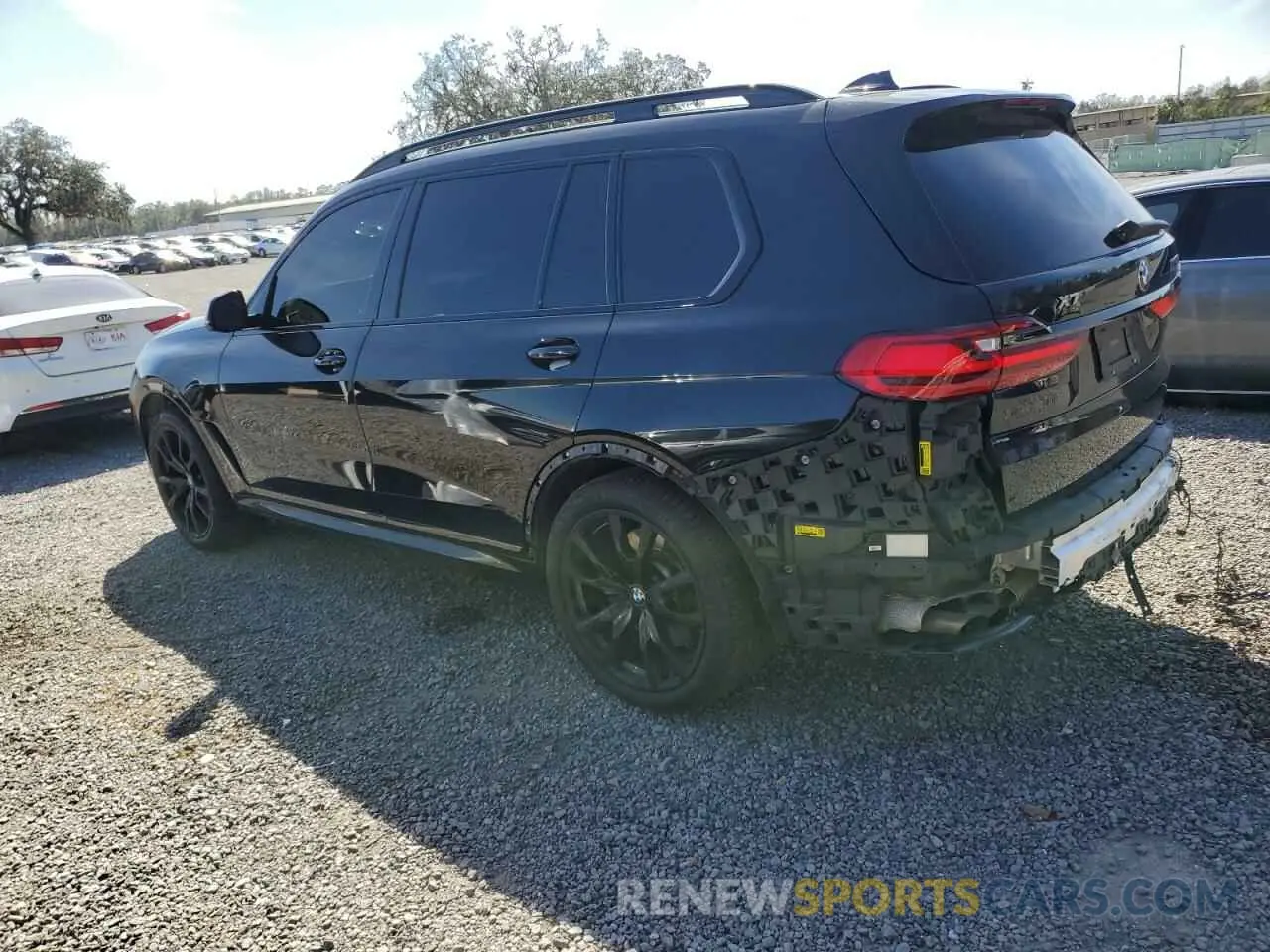 2 Photograph of a damaged car 5UXCX6C06M9G14044 BMW X7 2021