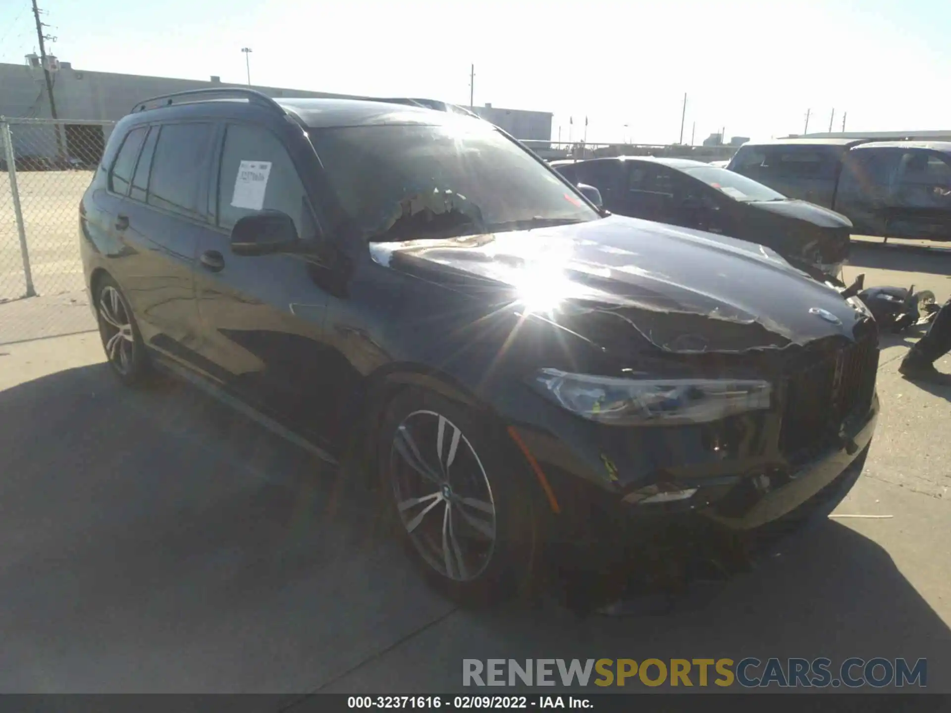 1 Photograph of a damaged car 5UXCX6C06M9H34992 BMW X7 2021