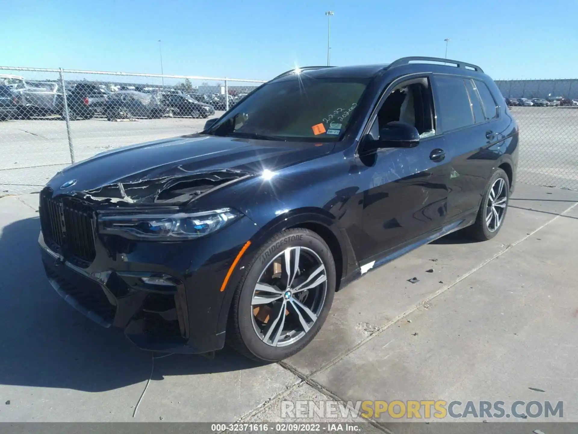 2 Photograph of a damaged car 5UXCX6C06M9H34992 BMW X7 2021