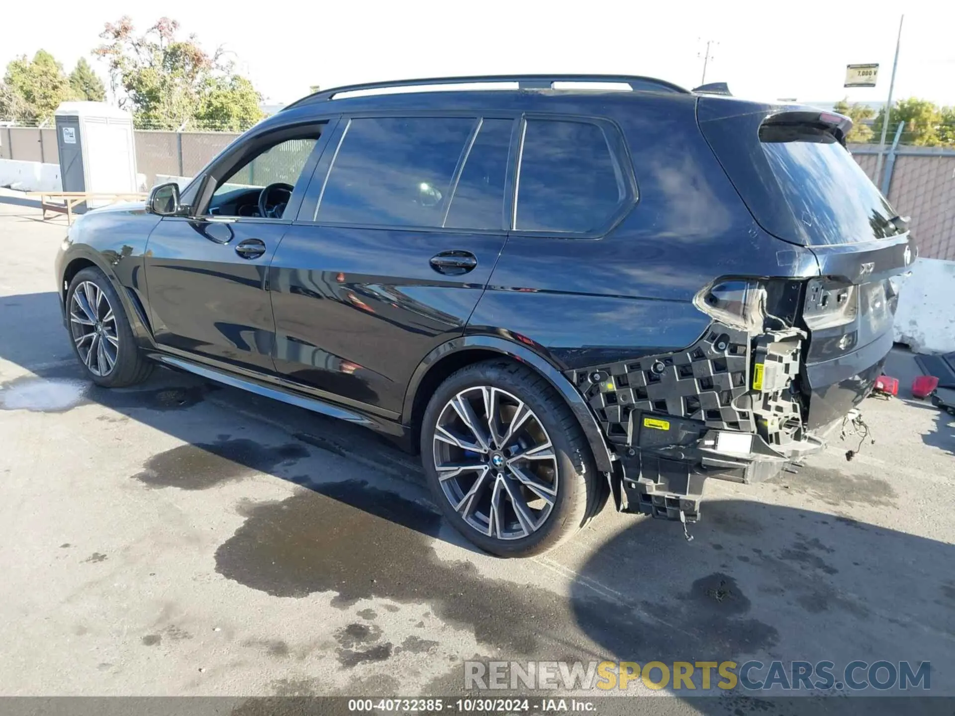 3 Photograph of a damaged car 5UXCX6C06M9H39335 BMW X7 2021