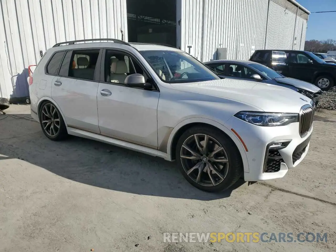 4 Photograph of a damaged car 5UXCX6C07M9E62761 BMW X7 2021