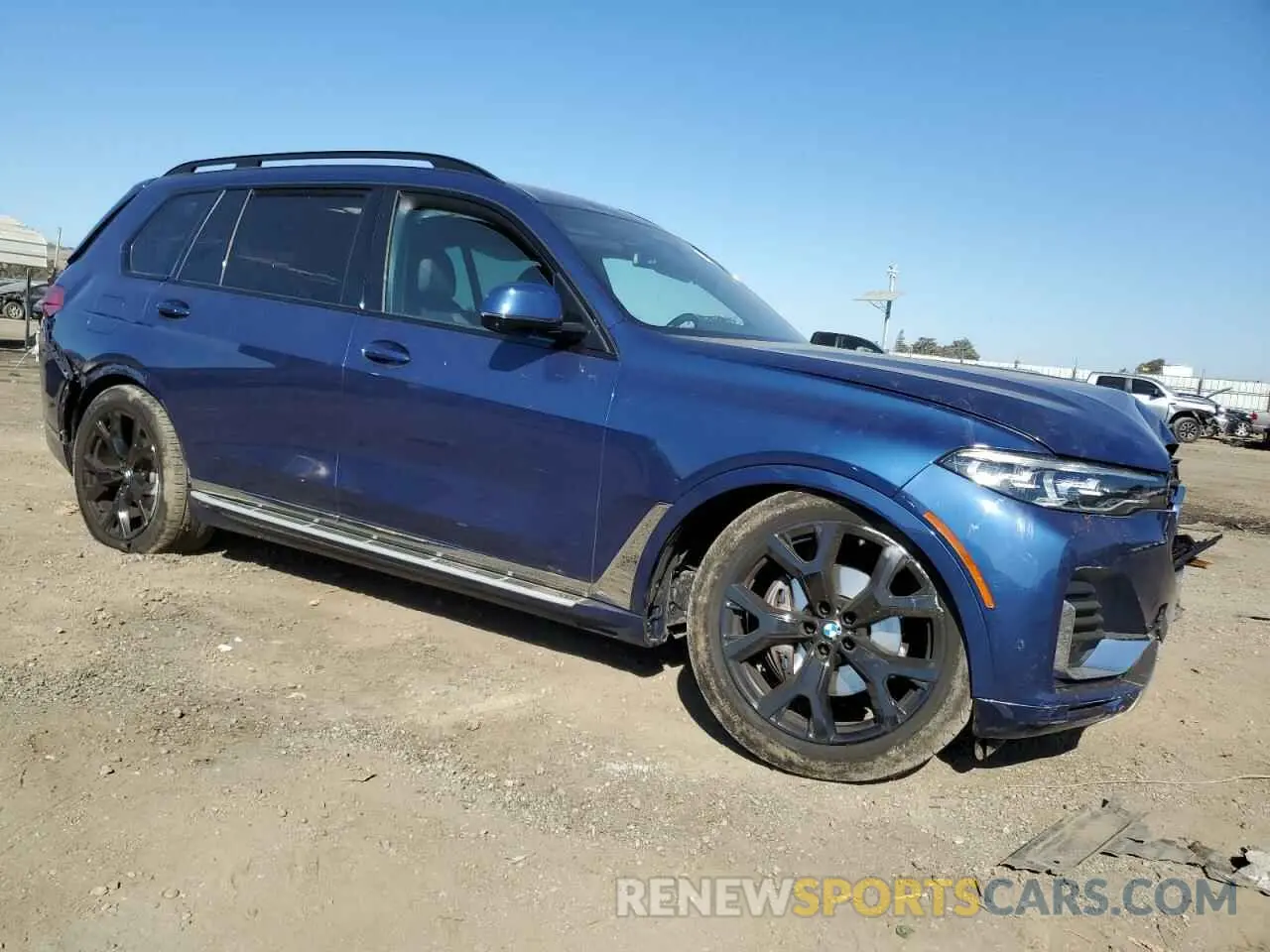 4 Photograph of a damaged car 5UXCW2C00N9M80139 BMW X7 2022