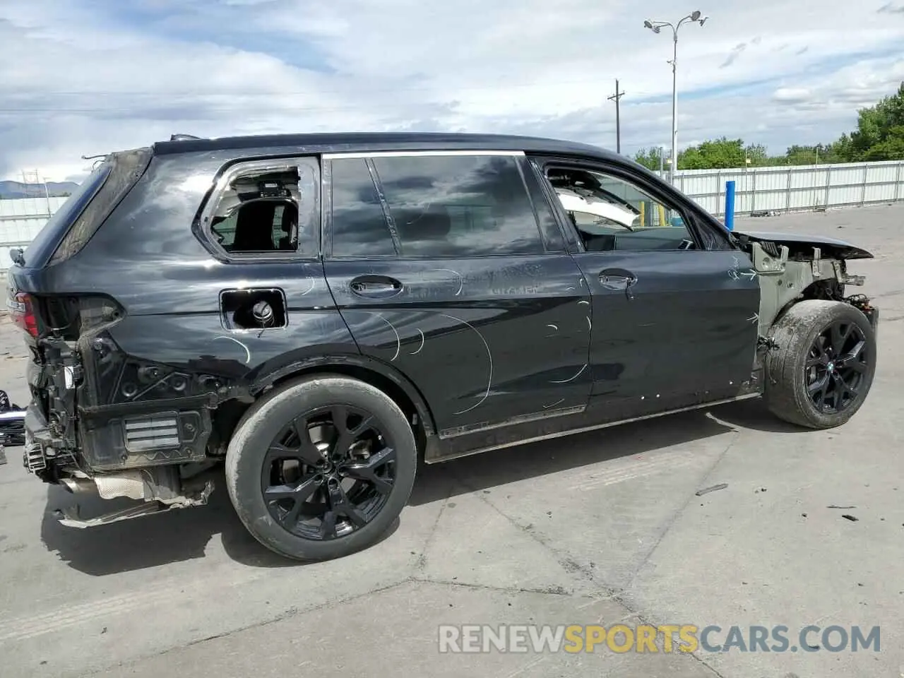 3 Photograph of a damaged car 5UXCW2C01N9J33094 BMW X7 2022