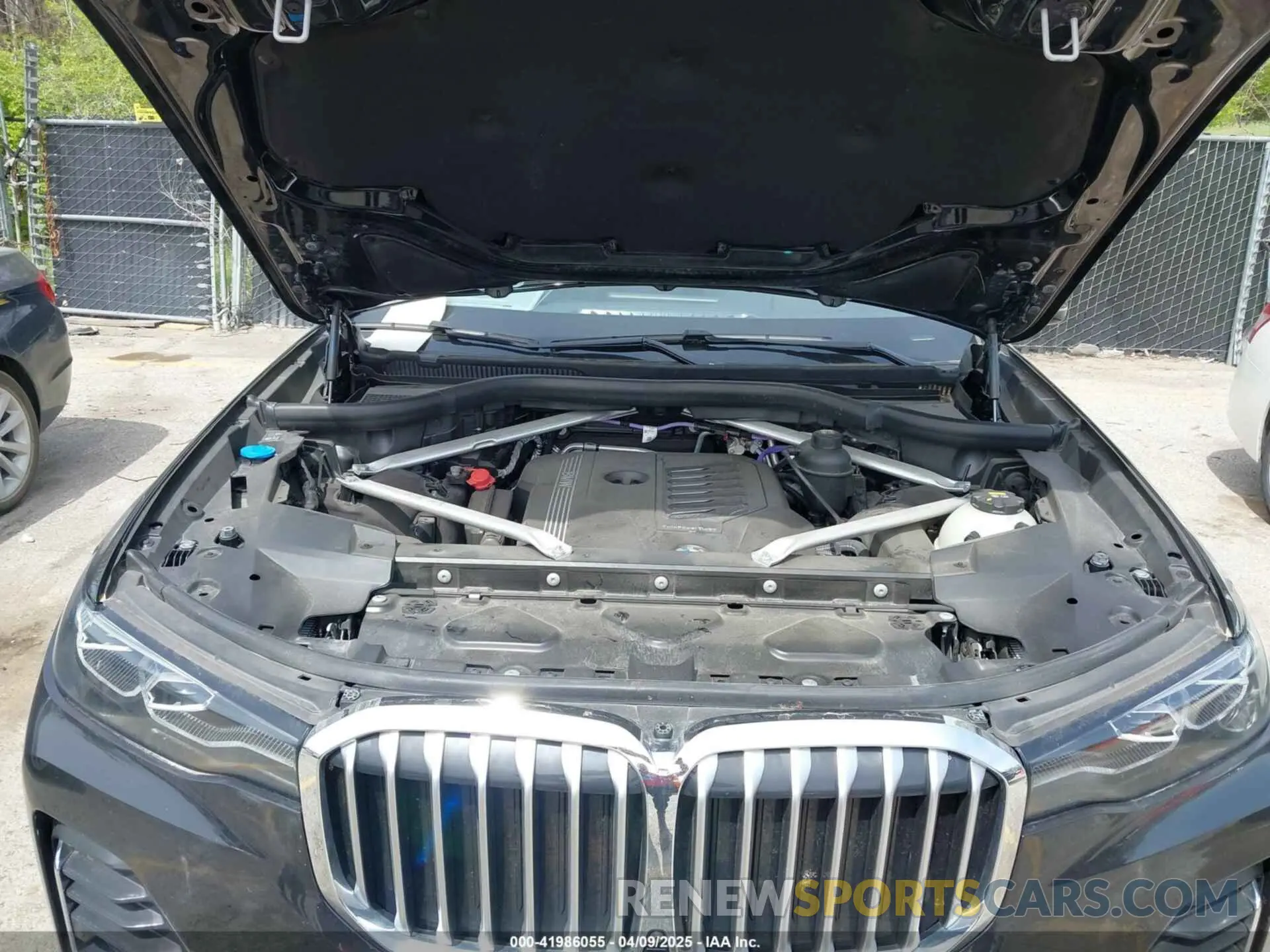 10 Photograph of a damaged car 5UXCW2C01N9L78767 BMW X7 2022