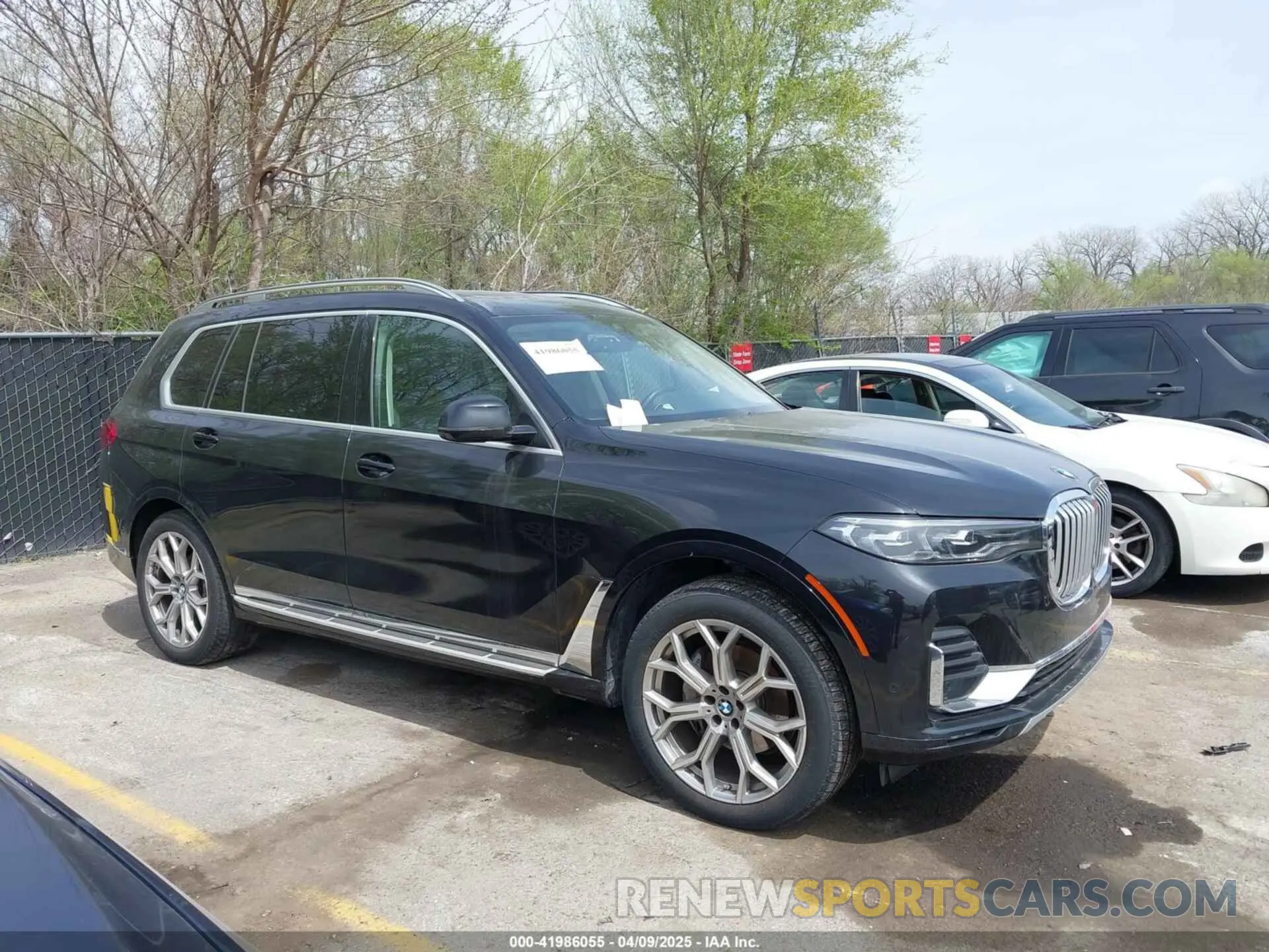 13 Photograph of a damaged car 5UXCW2C01N9L78767 BMW X7 2022