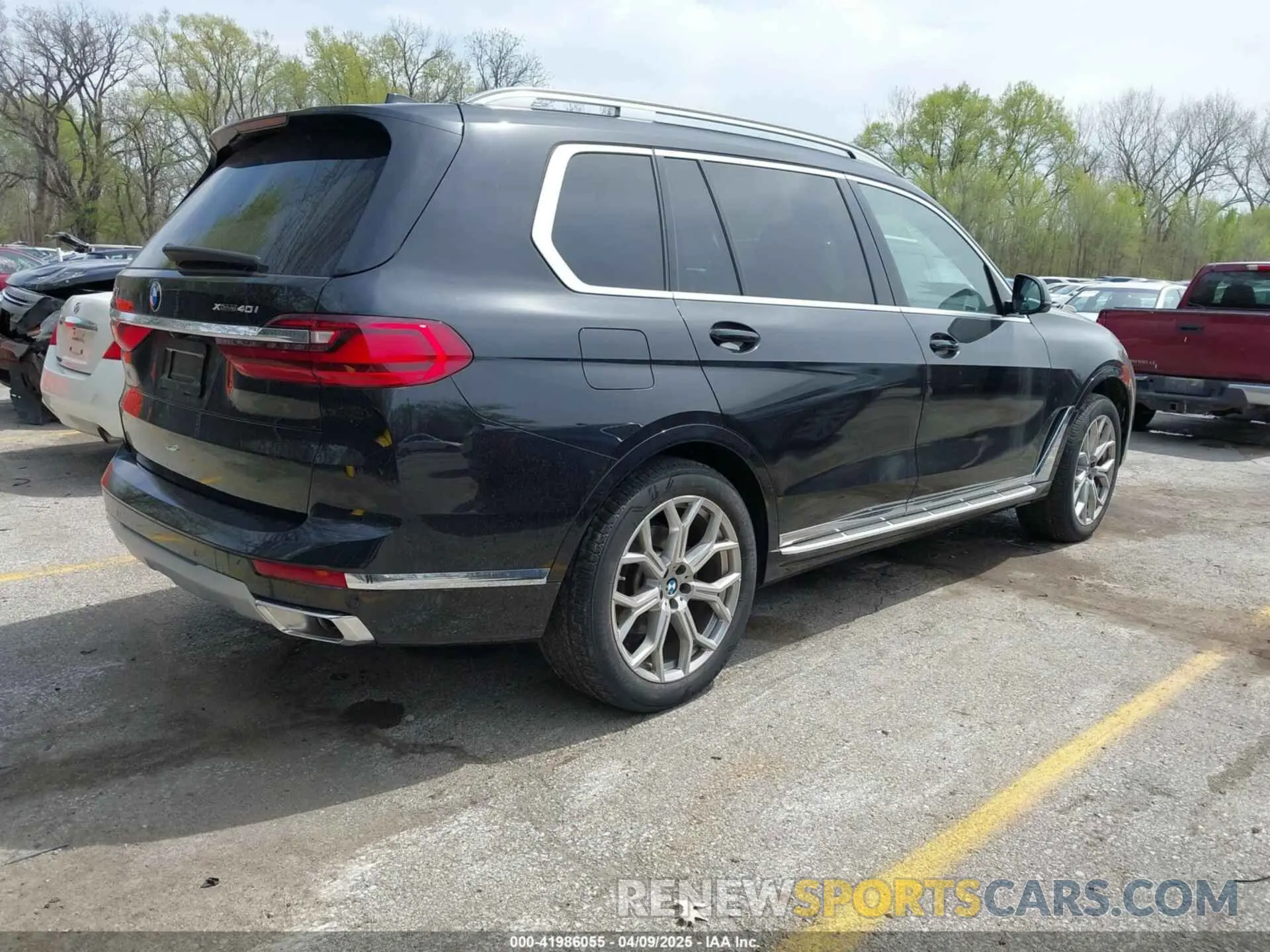 4 Photograph of a damaged car 5UXCW2C01N9L78767 BMW X7 2022