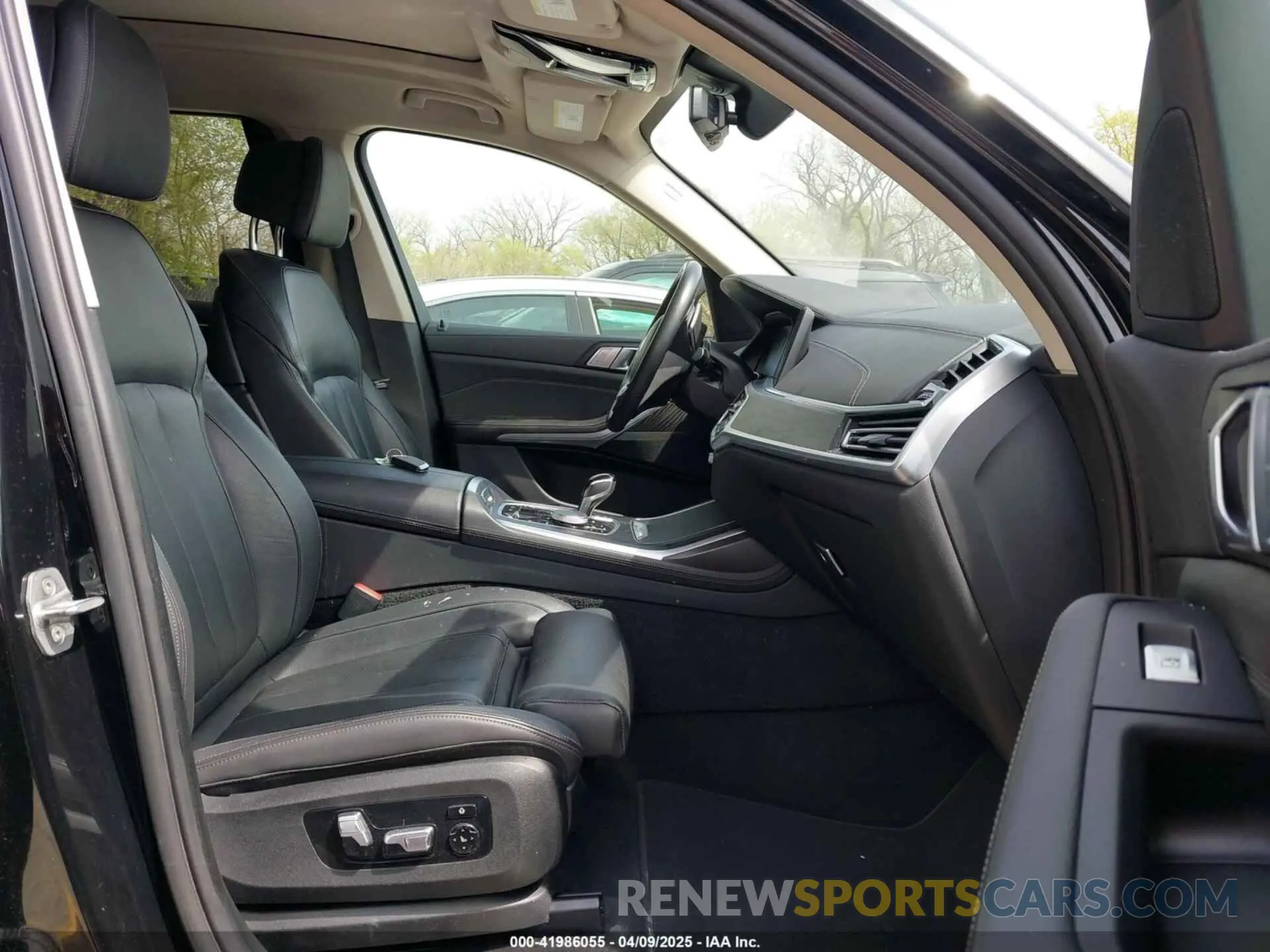 5 Photograph of a damaged car 5UXCW2C01N9L78767 BMW X7 2022