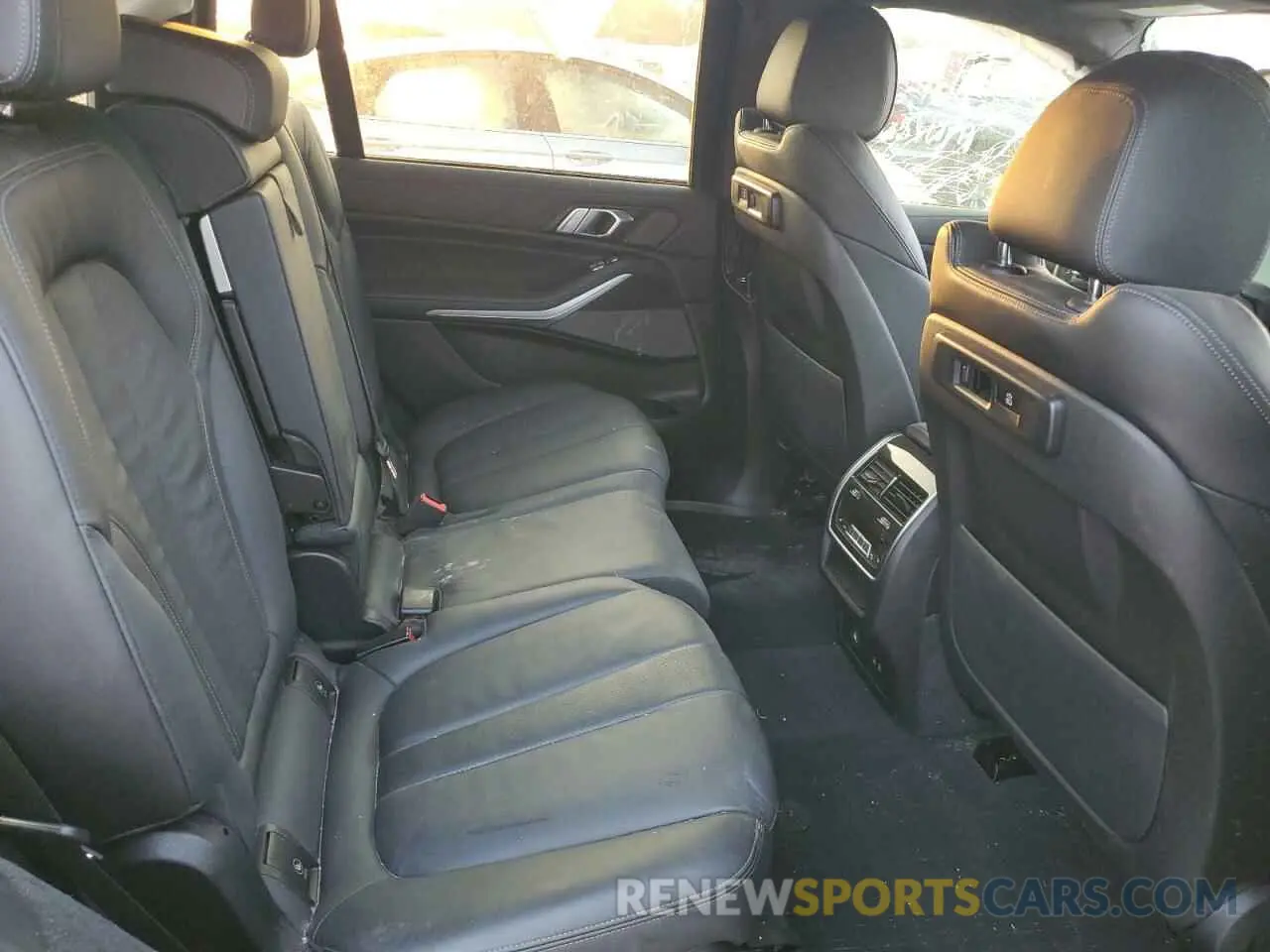 11 Photograph of a damaged car 5UXCW2C02N9M48552 BMW X7 2022