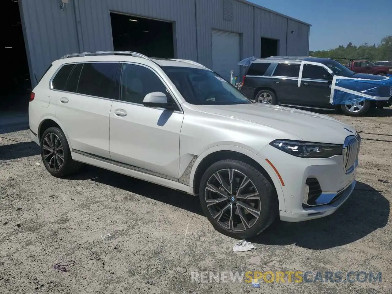 4 Photograph of a damaged car 5UXCW2C03N9L61470 BMW X7 2022