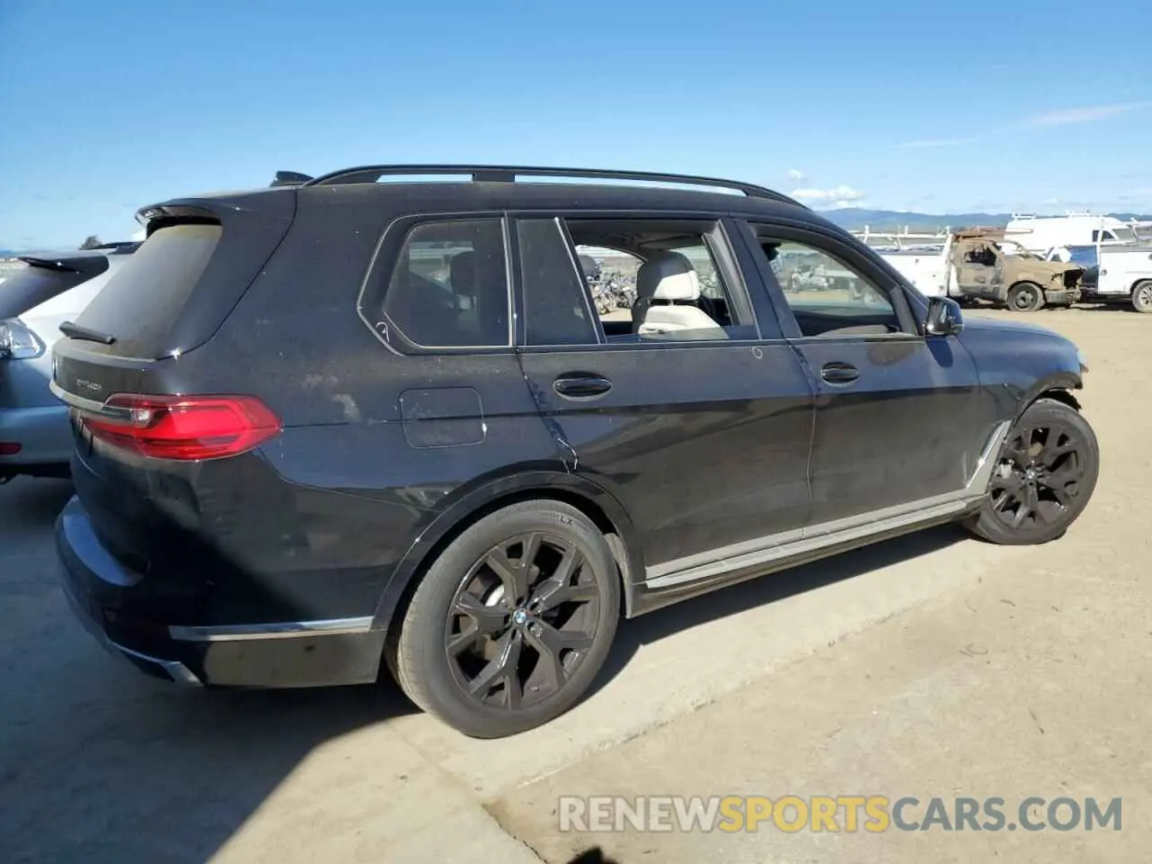 3 Photograph of a damaged car 5UXCW2C04N9M56782 BMW X7 2022