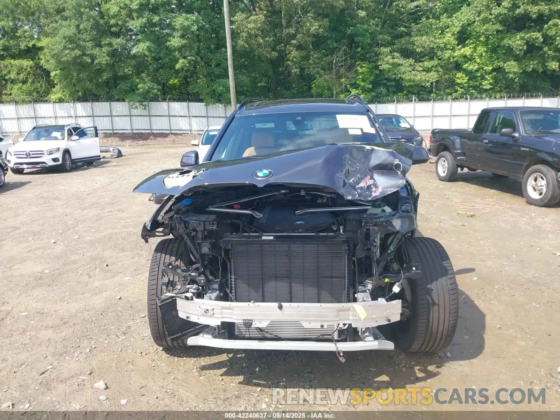 13 Photograph of a damaged car 5UXCW2C04N9M67247 BMW X7 2022