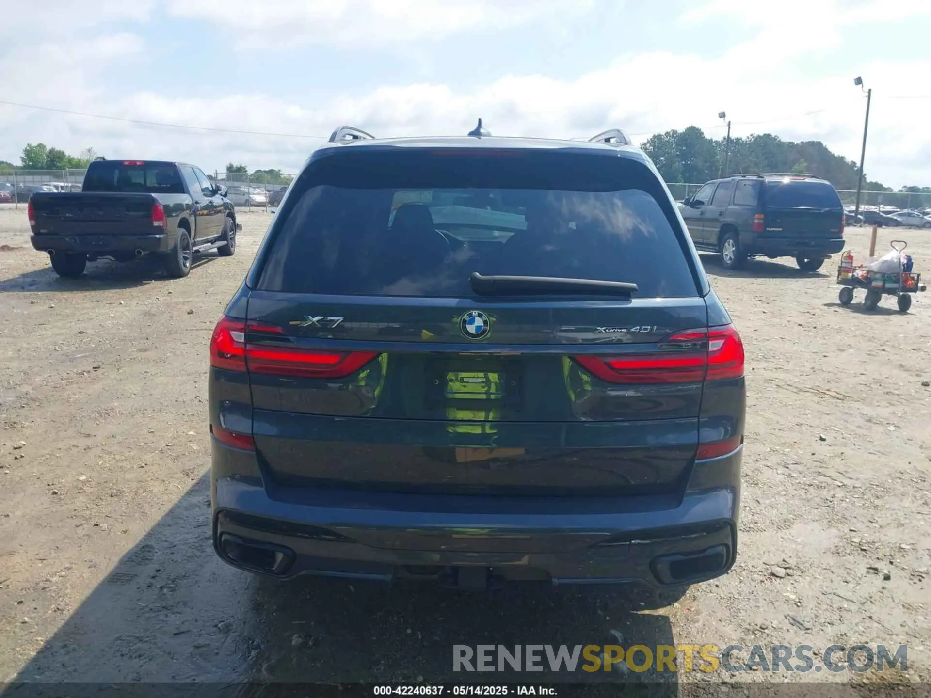 17 Photograph of a damaged car 5UXCW2C04N9M67247 BMW X7 2022