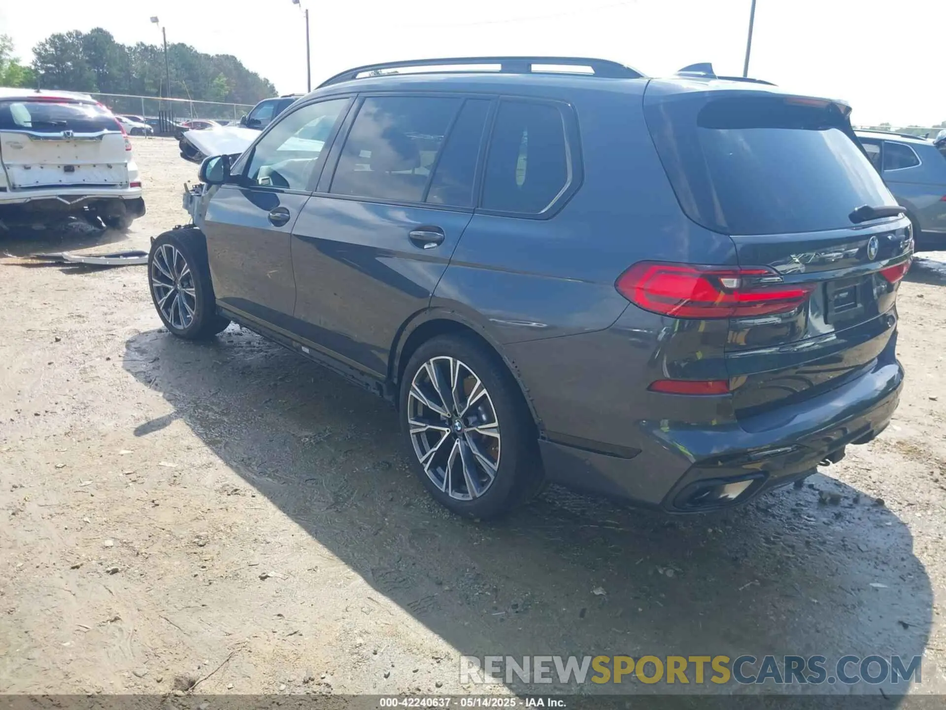 3 Photograph of a damaged car 5UXCW2C04N9M67247 BMW X7 2022
