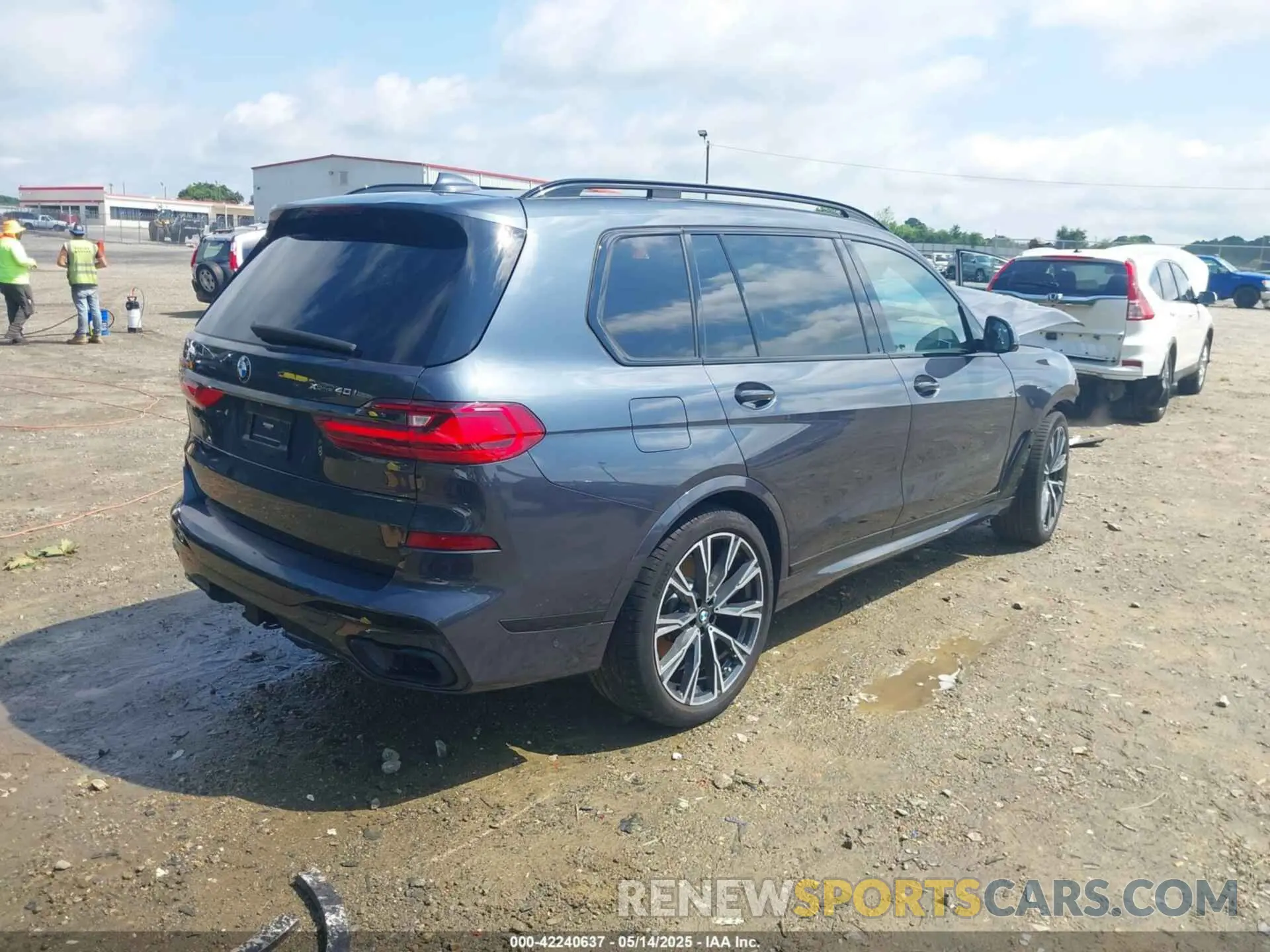 4 Photograph of a damaged car 5UXCW2C04N9M67247 BMW X7 2022