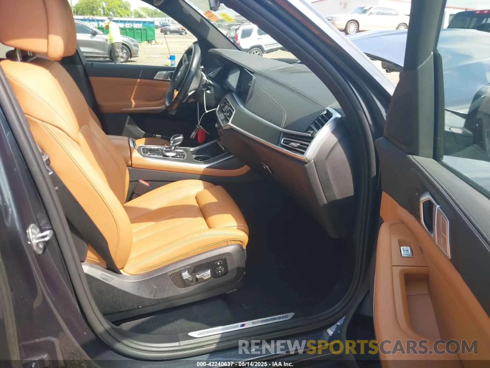 5 Photograph of a damaged car 5UXCW2C04N9M67247 BMW X7 2022