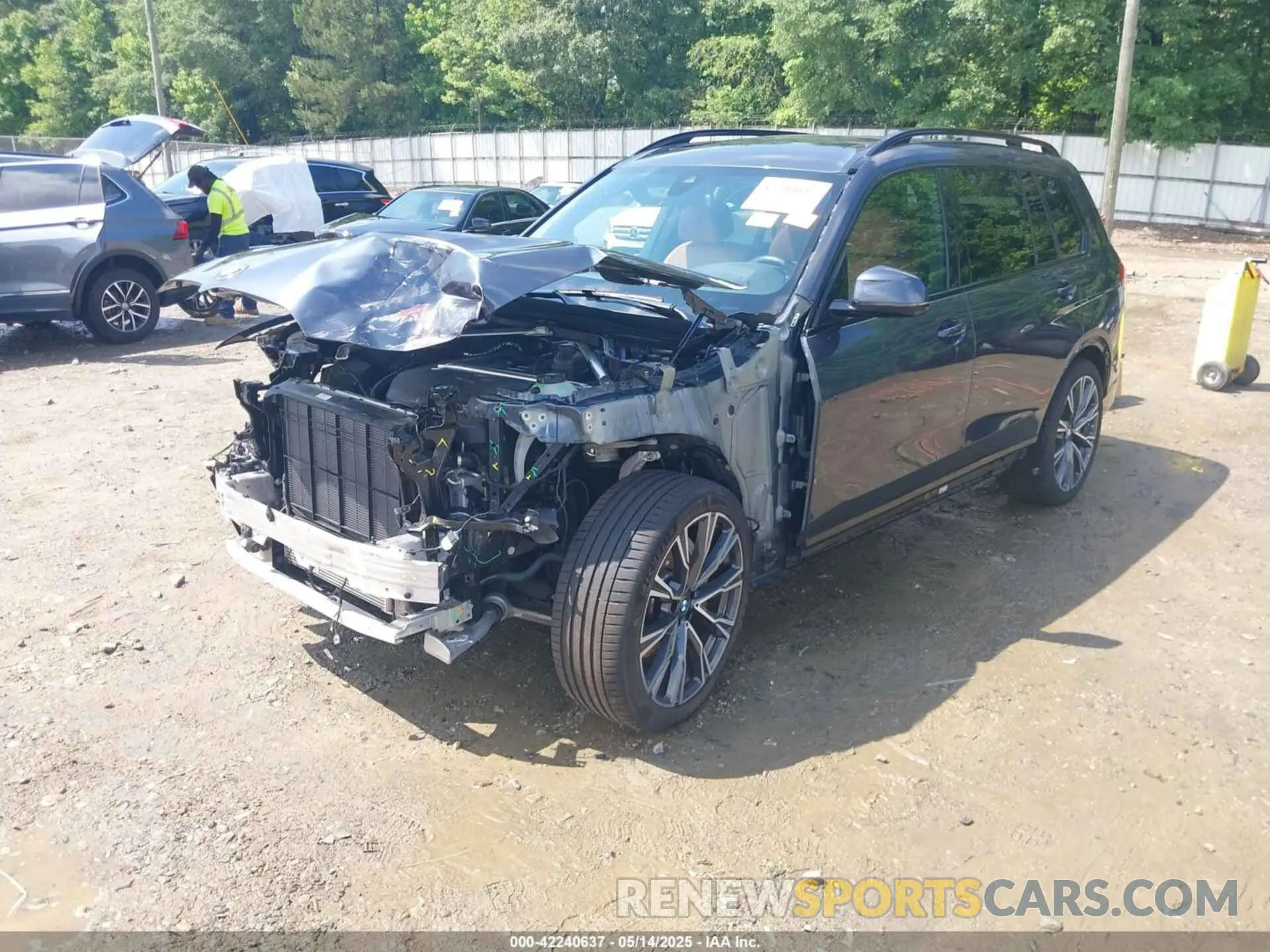 6 Photograph of a damaged car 5UXCW2C04N9M67247 BMW X7 2022