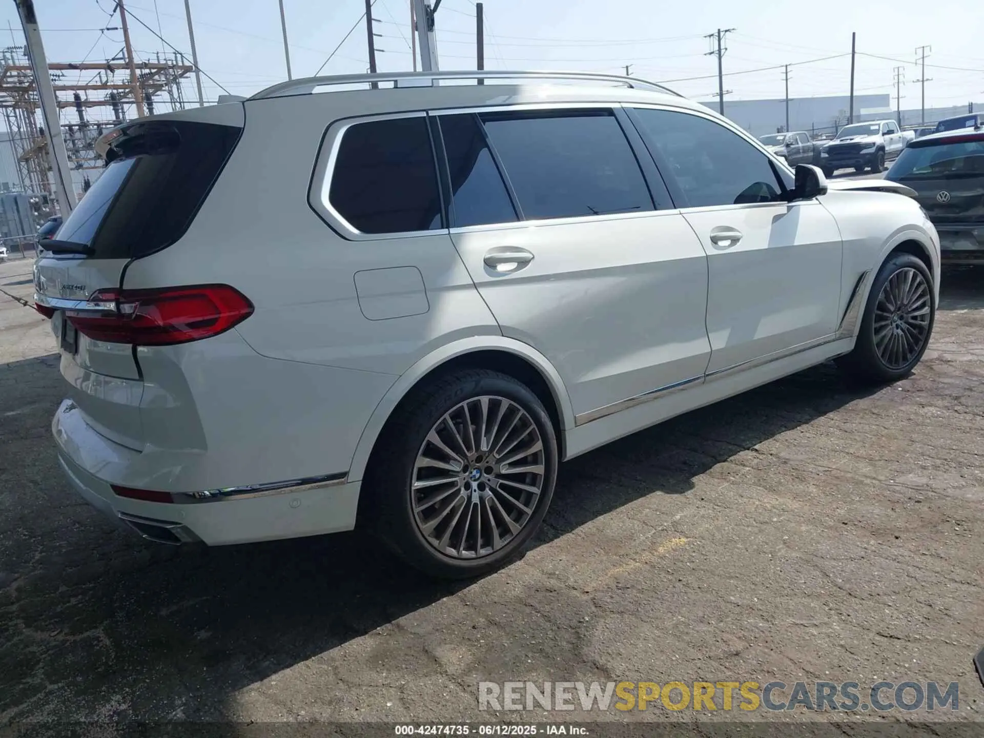 4 Photograph of a damaged car 5UXCW2C05N9K94760 BMW X7 2022