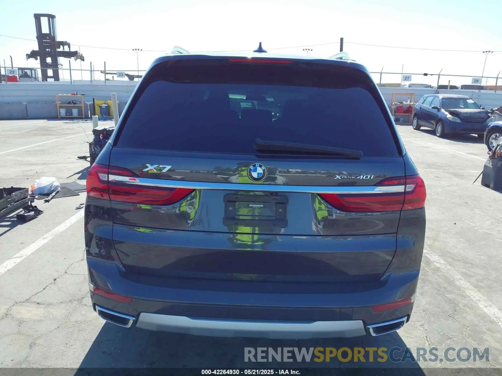 17 Photograph of a damaged car 5UXCW2C05N9L92333 BMW X7 2022