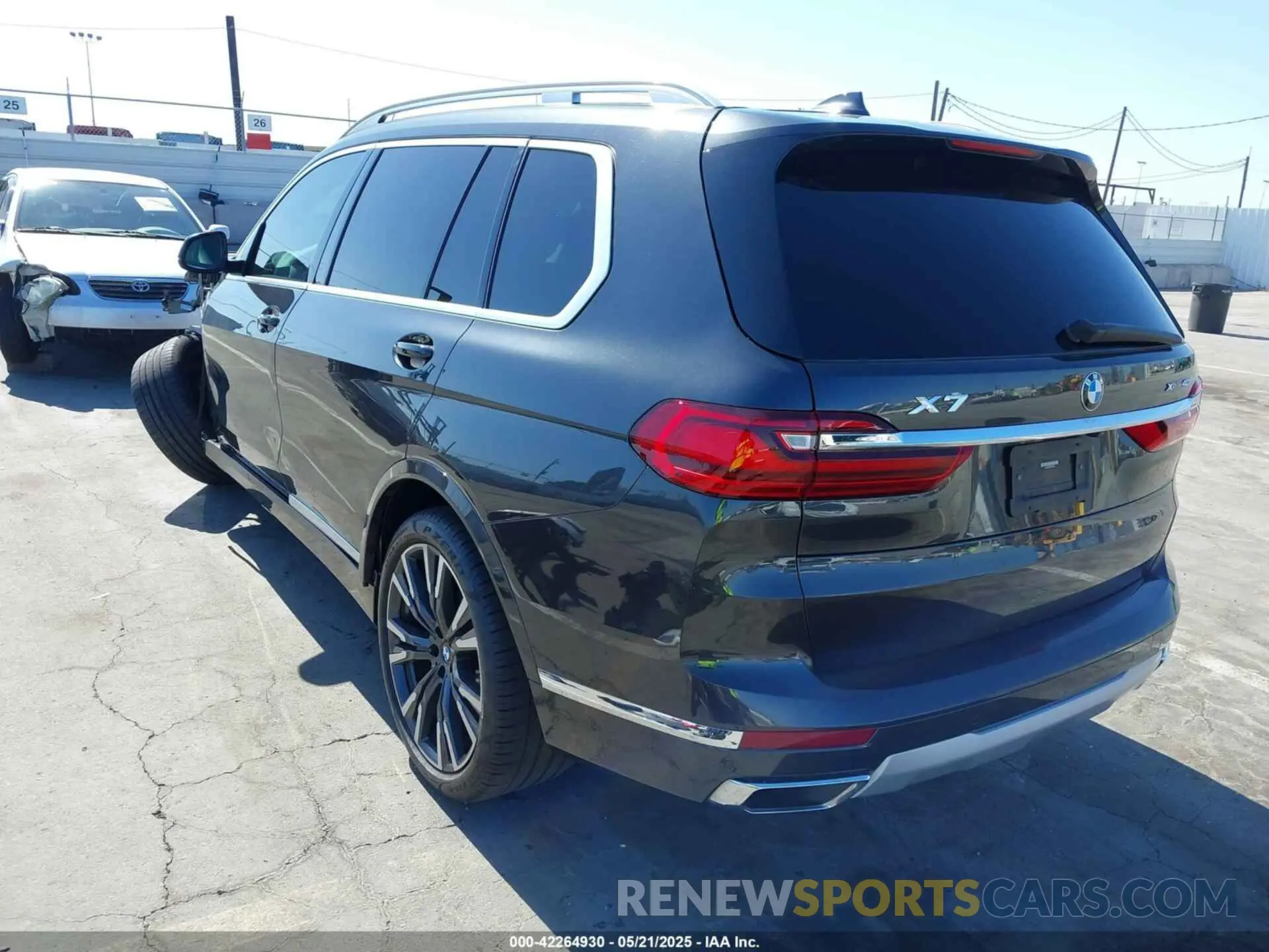 3 Photograph of a damaged car 5UXCW2C05N9L92333 BMW X7 2022