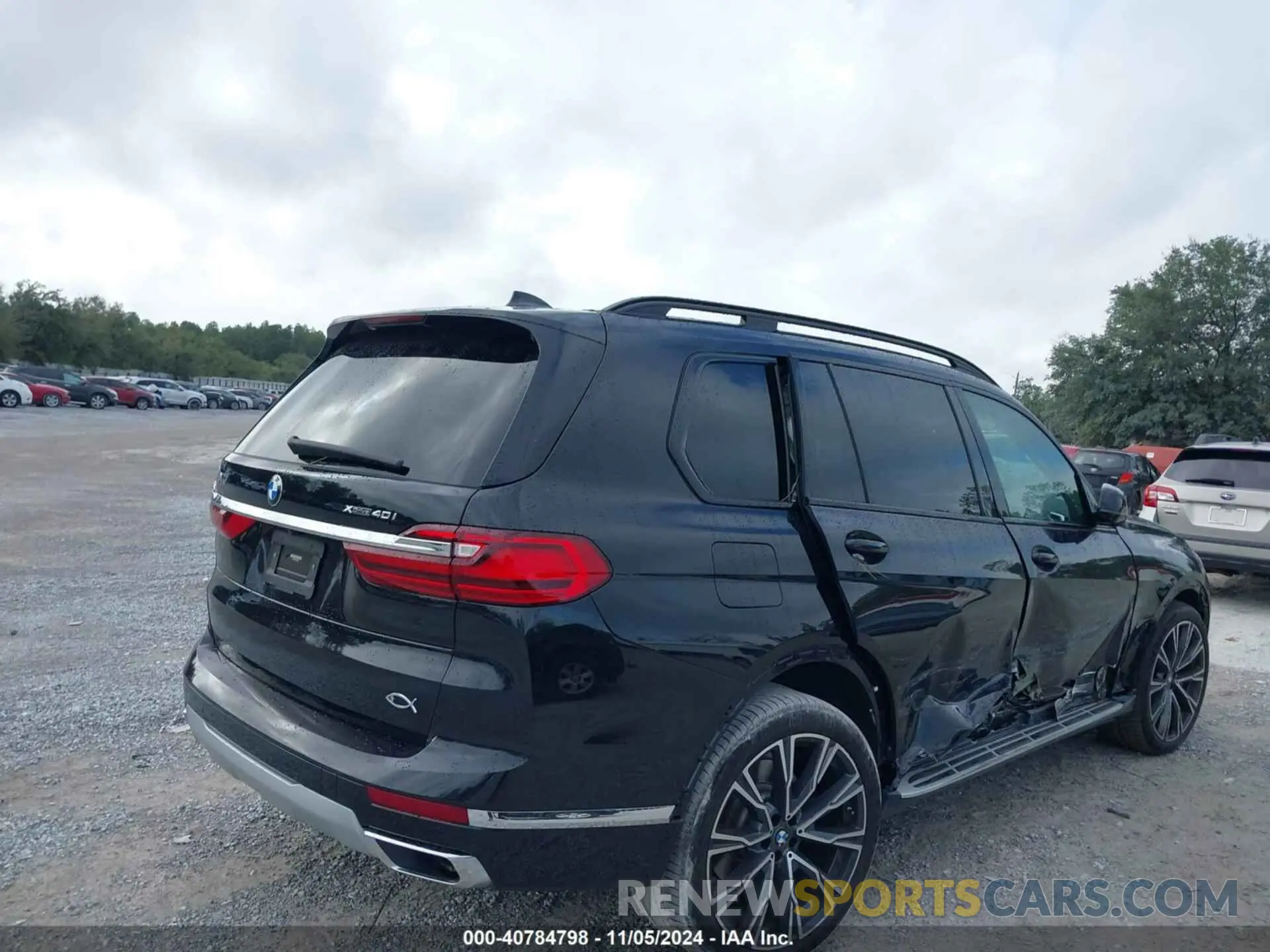 4 Photograph of a damaged car 5UXCW2C05N9N04631 BMW X7 2022
