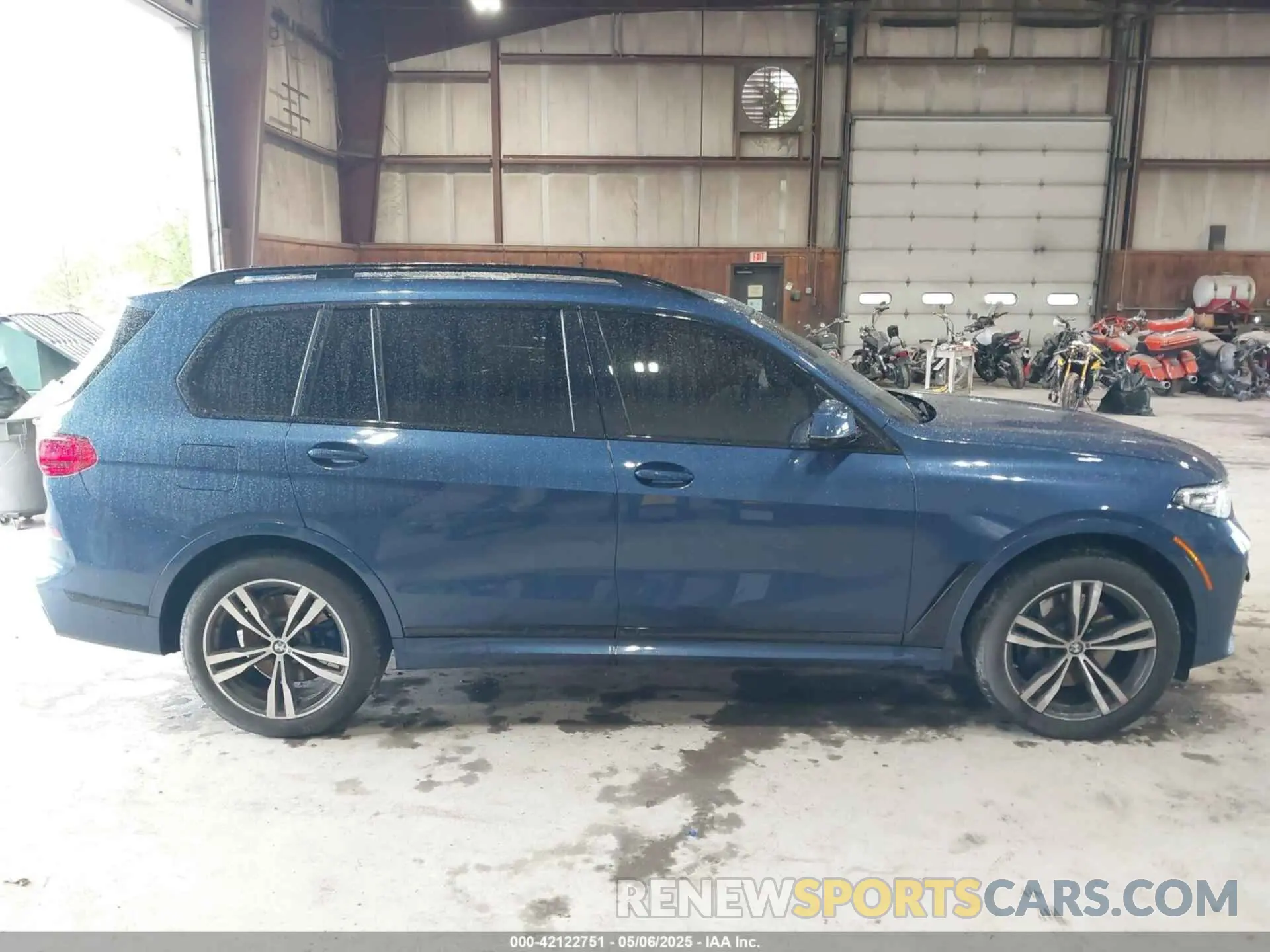13 Photograph of a damaged car 5UXCW2C06N9J14282 BMW X7 2022