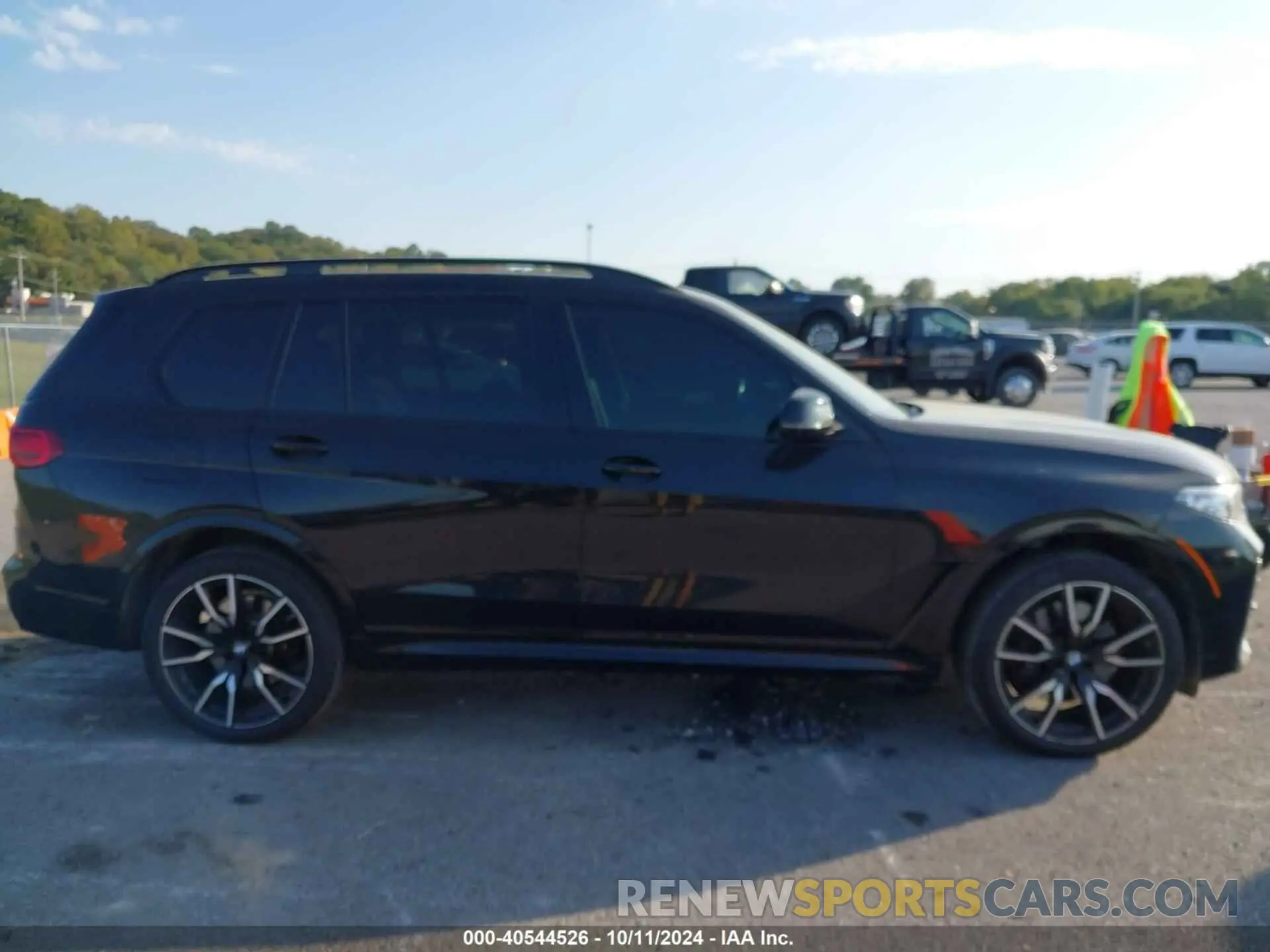 13 Photograph of a damaged car 5UXCW2C06N9K77983 BMW X7 2022