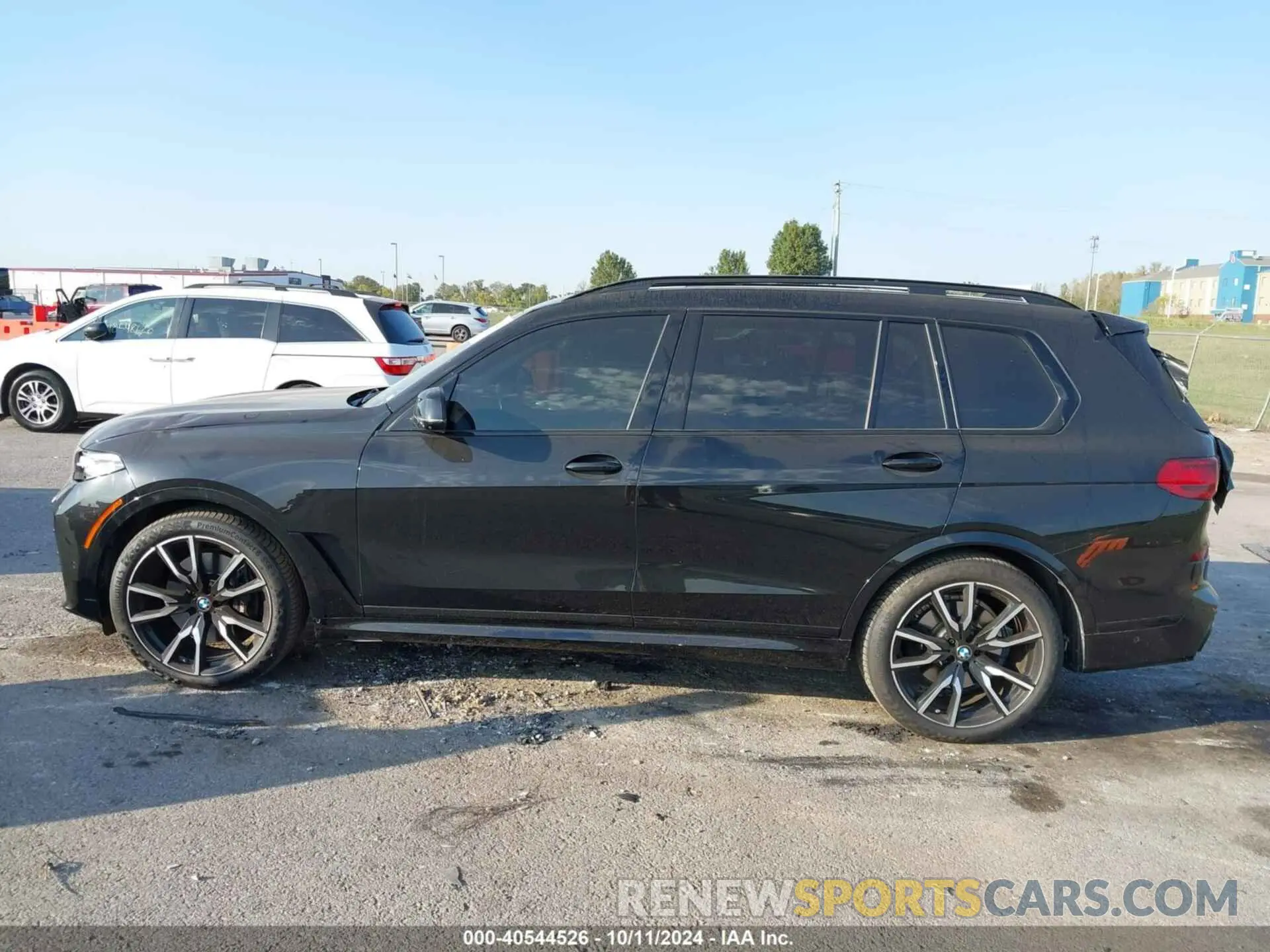 14 Photograph of a damaged car 5UXCW2C06N9K77983 BMW X7 2022