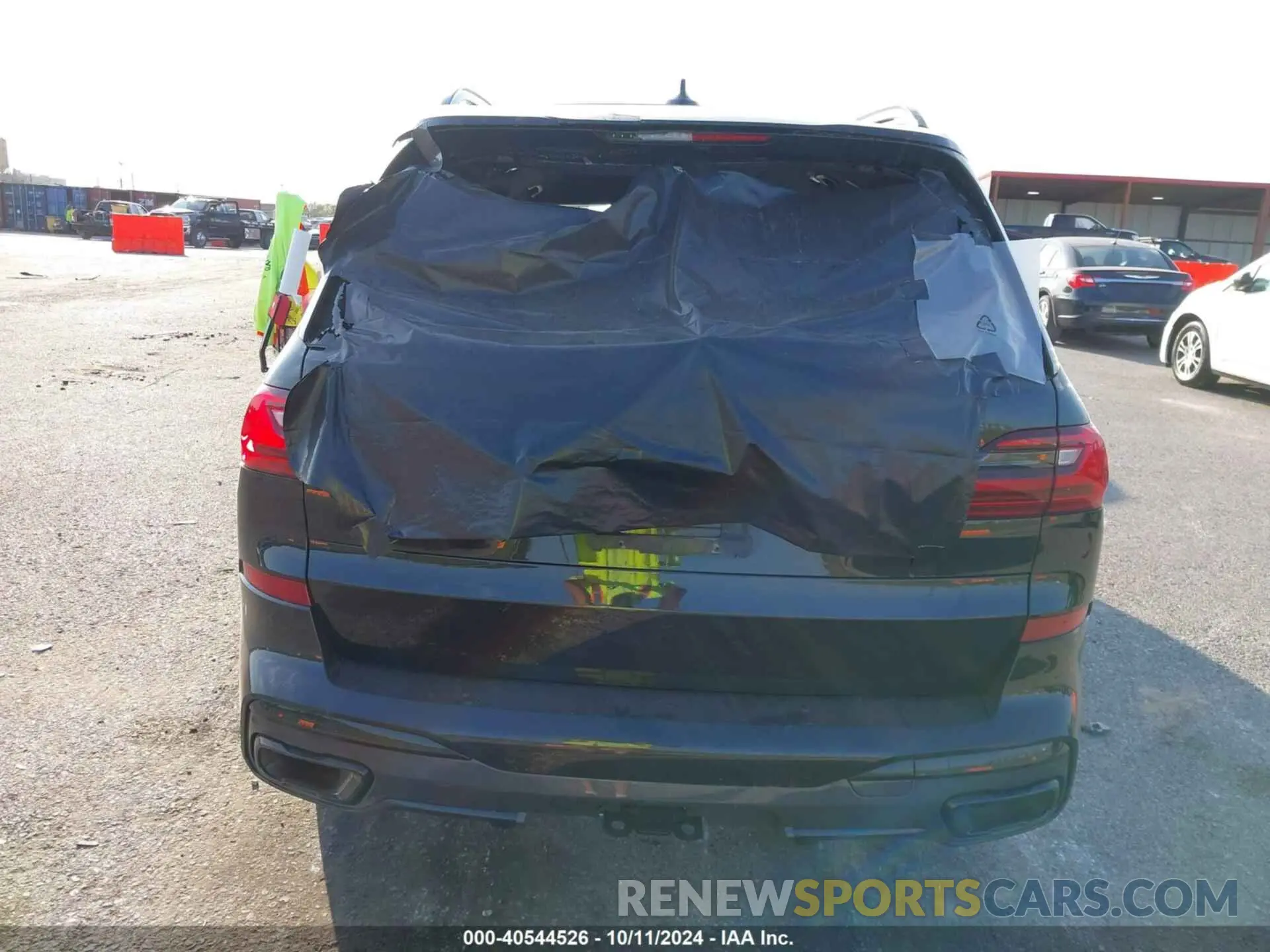 16 Photograph of a damaged car 5UXCW2C06N9K77983 BMW X7 2022