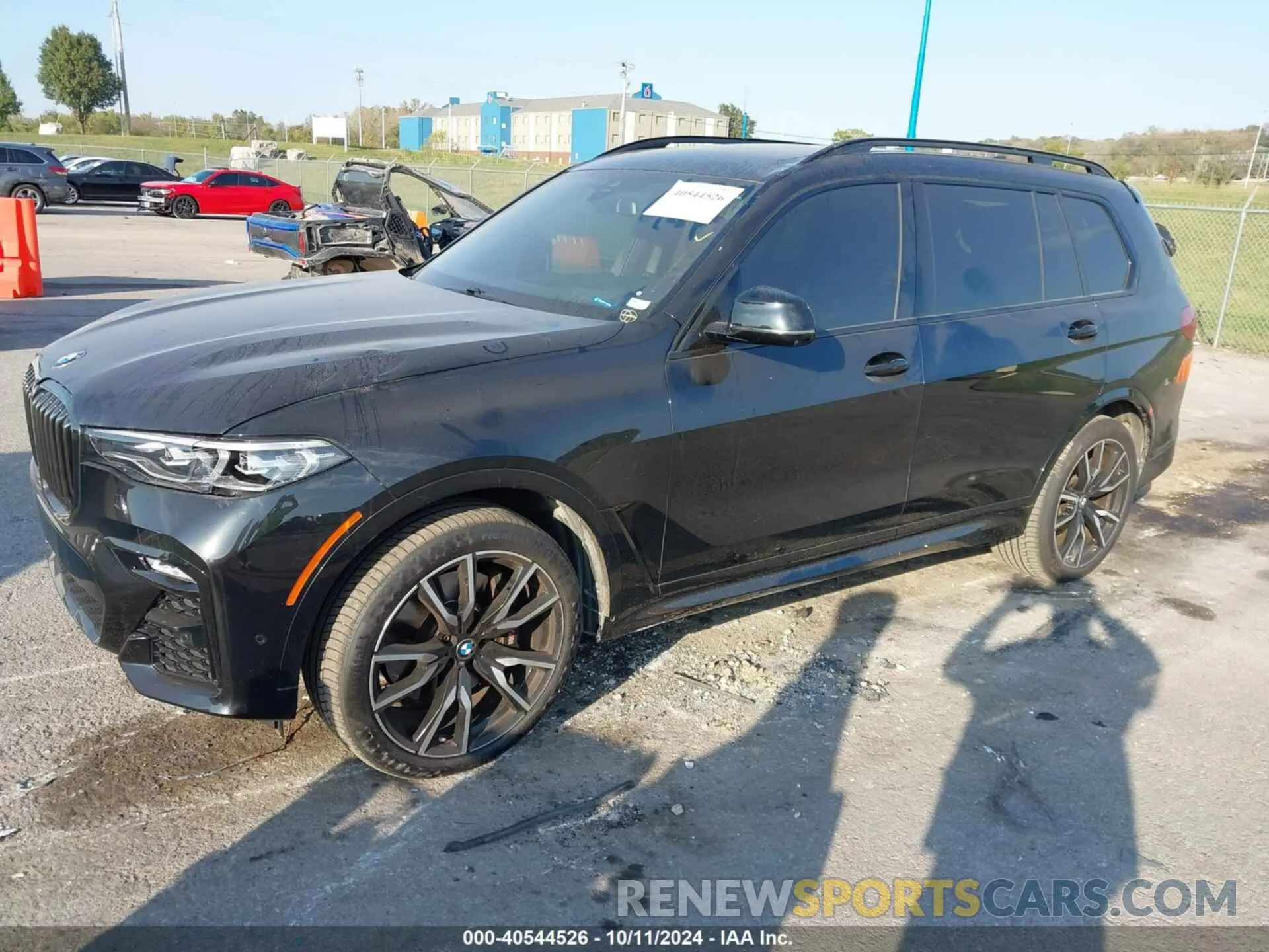 2 Photograph of a damaged car 5UXCW2C06N9K77983 BMW X7 2022