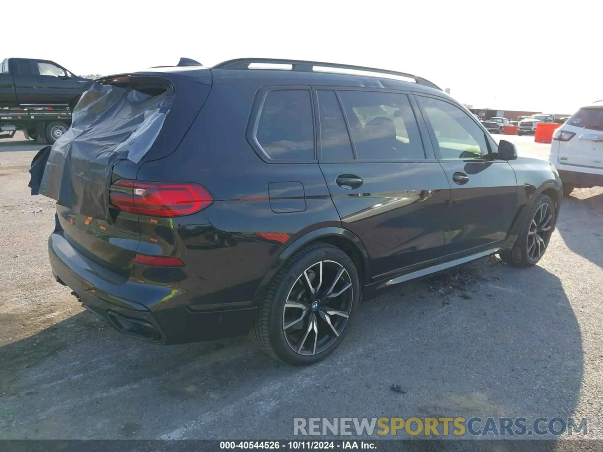 4 Photograph of a damaged car 5UXCW2C06N9K77983 BMW X7 2022