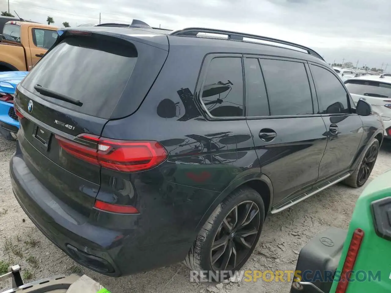 3 Photograph of a damaged car 5UXCW2C06N9N03228 BMW X7 2022