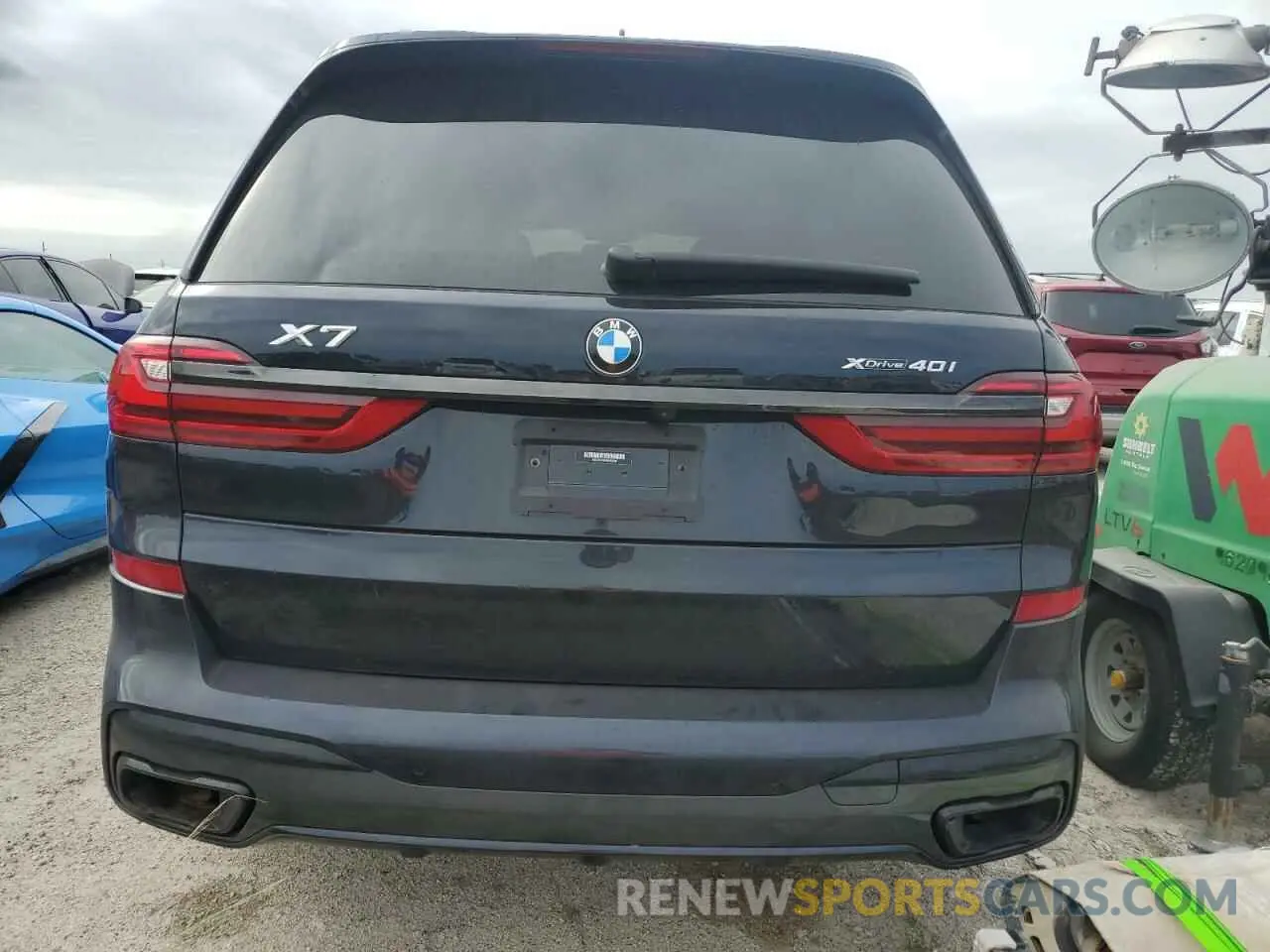 6 Photograph of a damaged car 5UXCW2C06N9N03228 BMW X7 2022