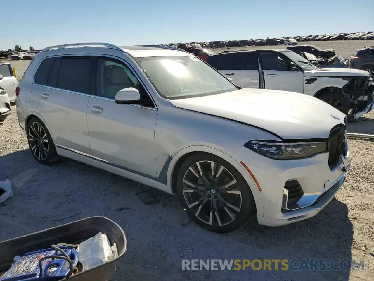 4 Photograph of a damaged car 5UXCW2C06N9N12916 BMW X7 2022