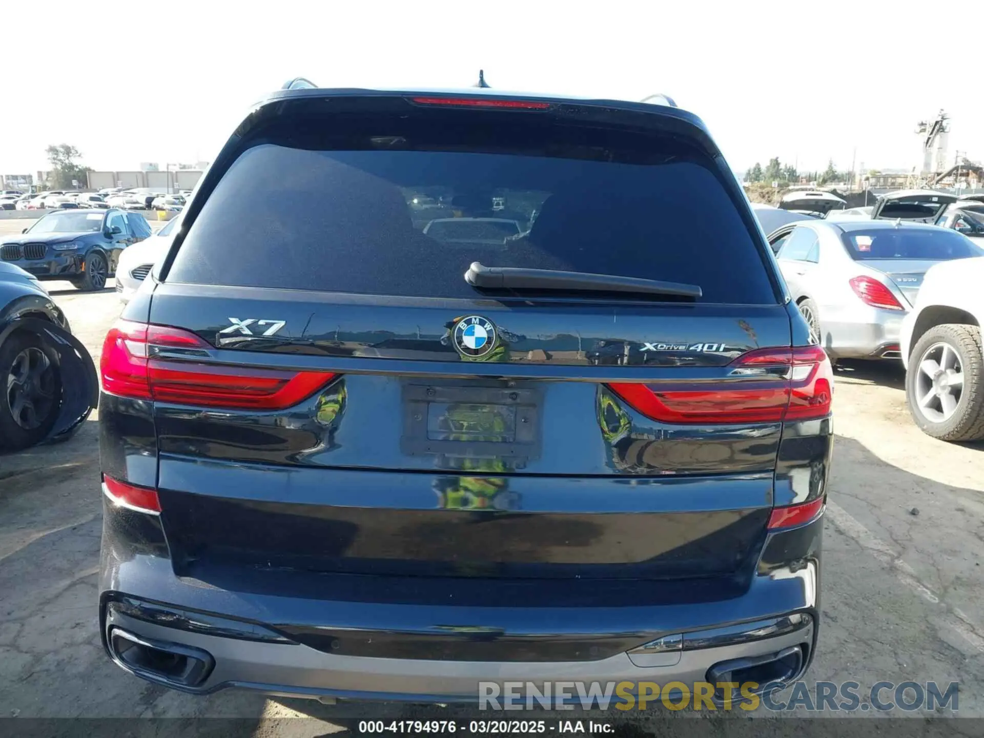 17 Photograph of a damaged car 5UXCW2C09N9K56397 BMW X7 2022