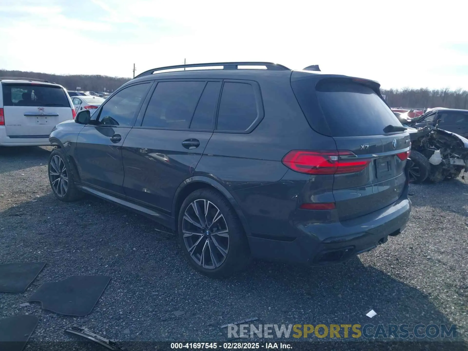 3 Photograph of a damaged car 5UXCX6C01N9L99140 BMW X7 2022