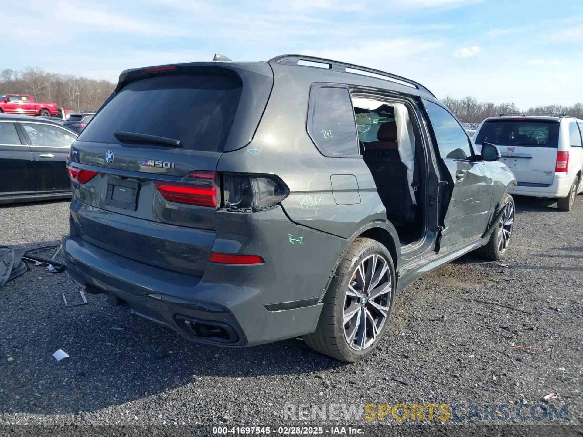 4 Photograph of a damaged car 5UXCX6C01N9L99140 BMW X7 2022