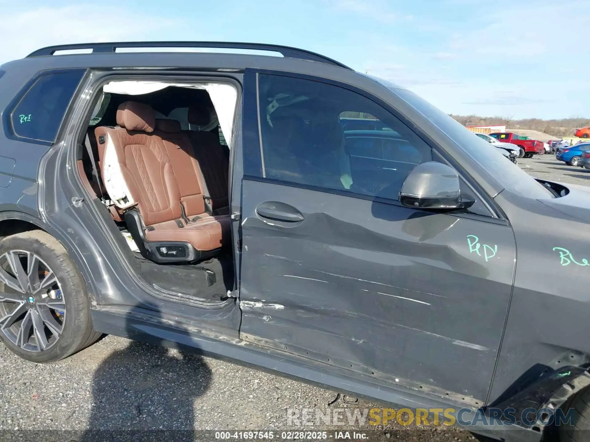6 Photograph of a damaged car 5UXCX6C01N9L99140 BMW X7 2022