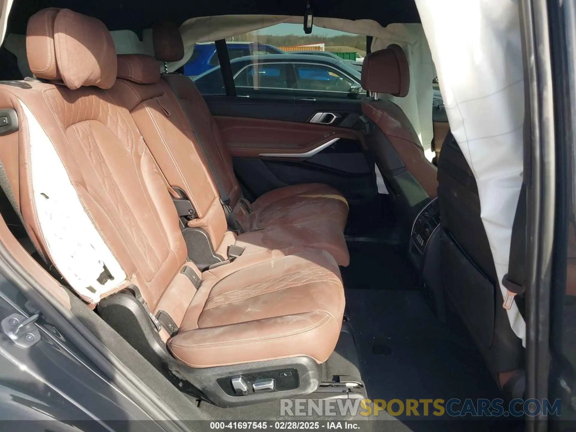 8 Photograph of a damaged car 5UXCX6C01N9L99140 BMW X7 2022