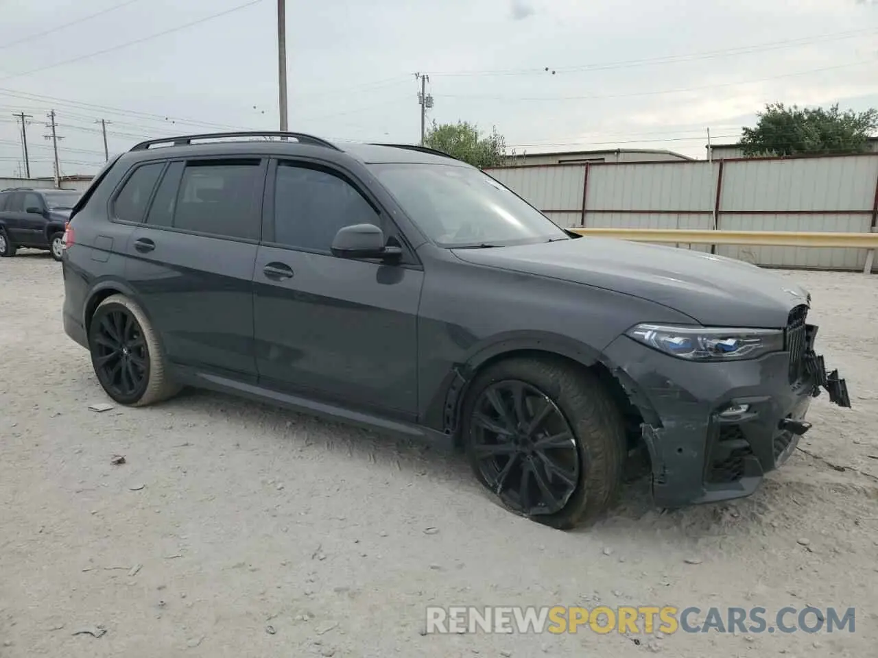 4 Photograph of a damaged car 5UXCX6C04N9M39940 BMW X7 2022