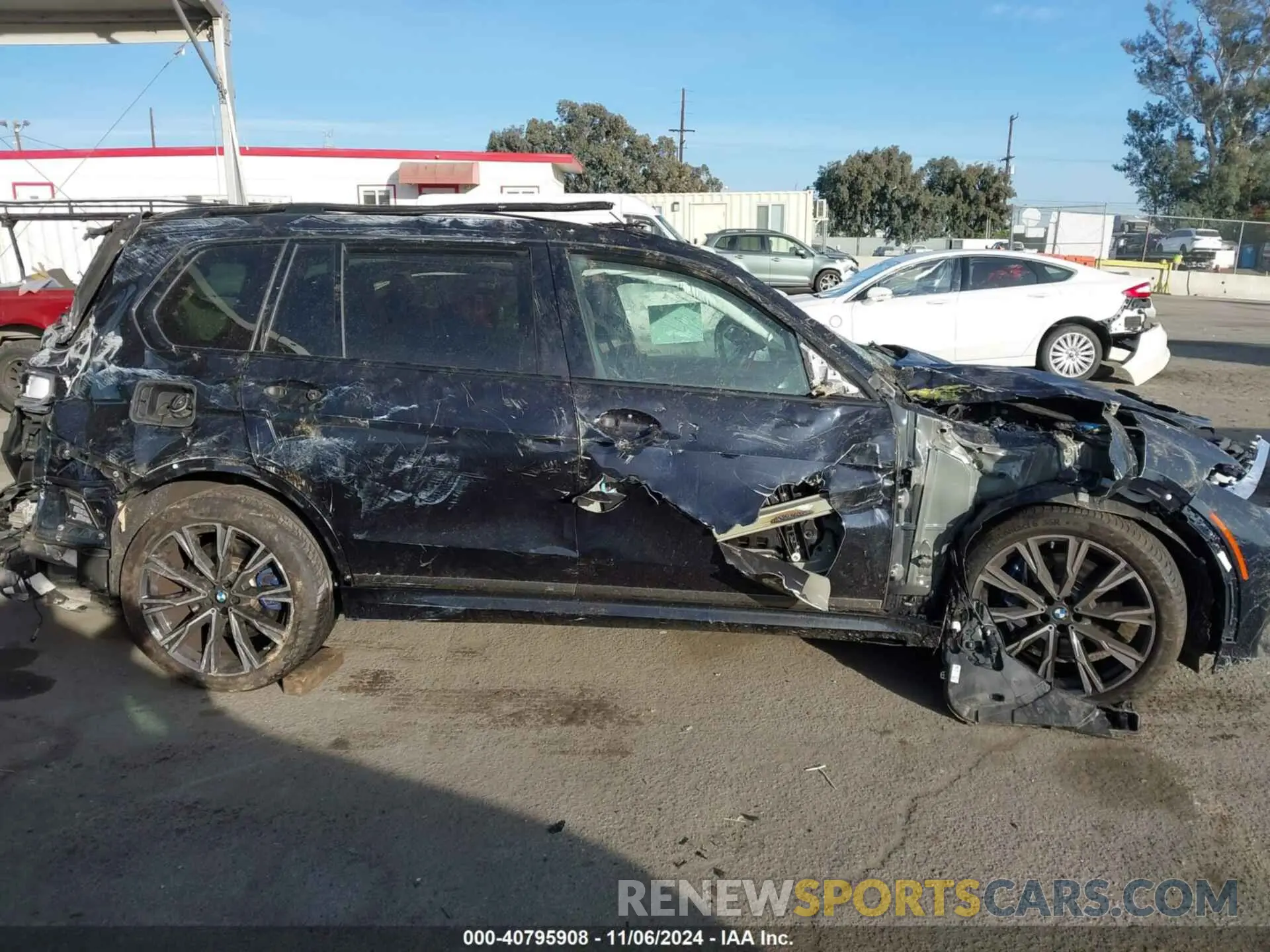 12 Photograph of a damaged car 5UXCX6C08N9M65716 BMW X7 2022