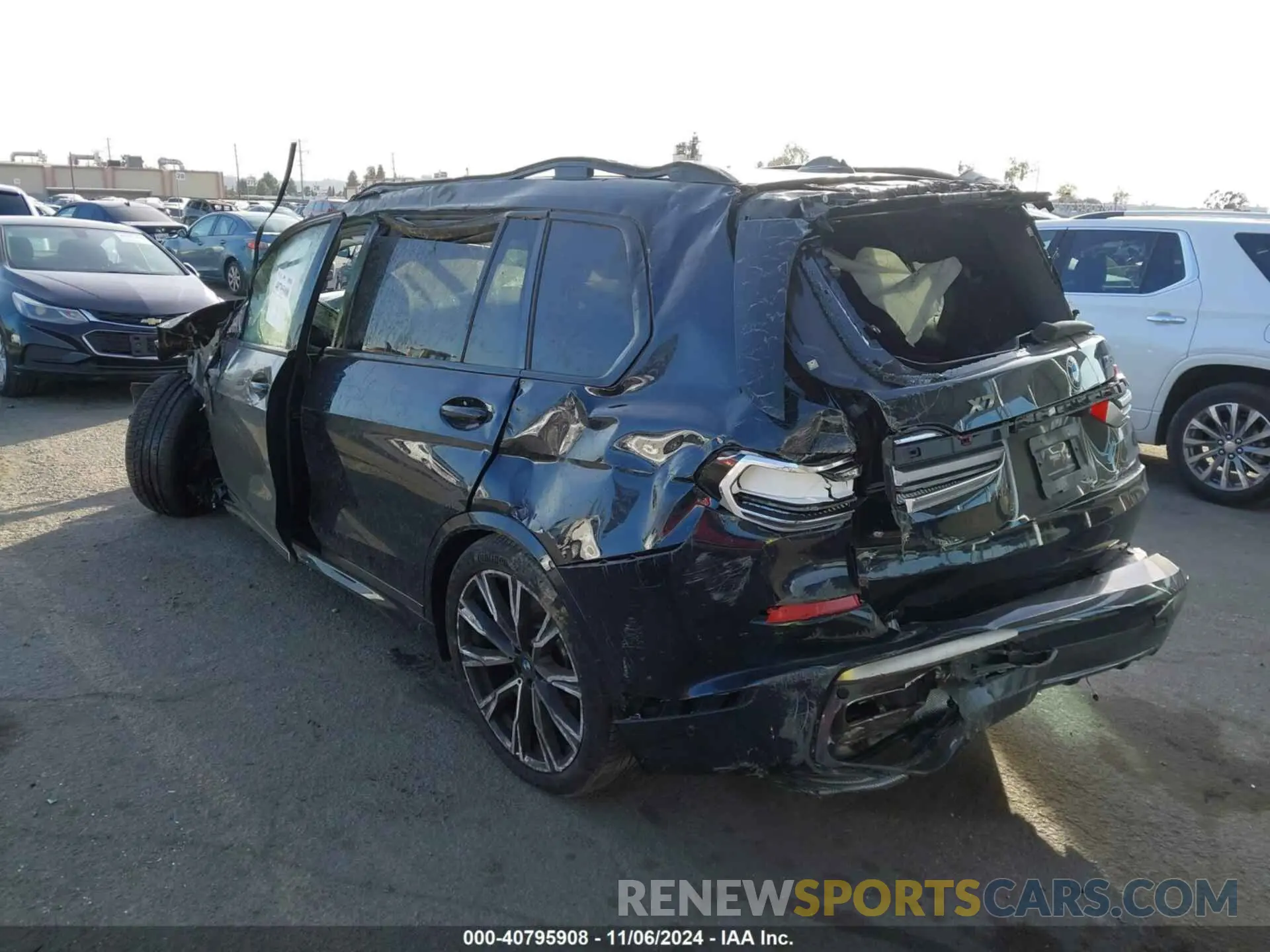 3 Photograph of a damaged car 5UXCX6C08N9M65716 BMW X7 2022