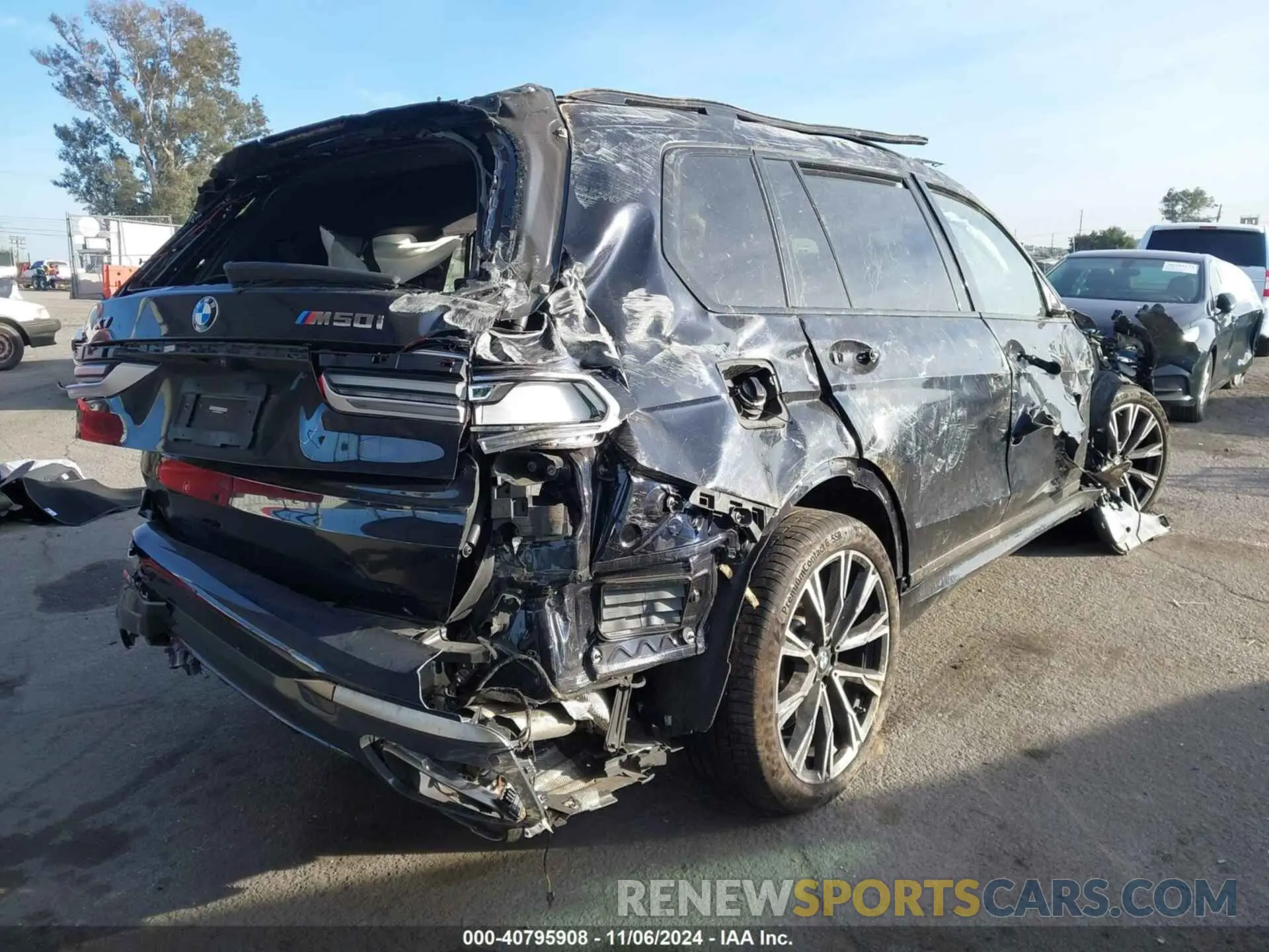 4 Photograph of a damaged car 5UXCX6C08N9M65716 BMW X7 2022