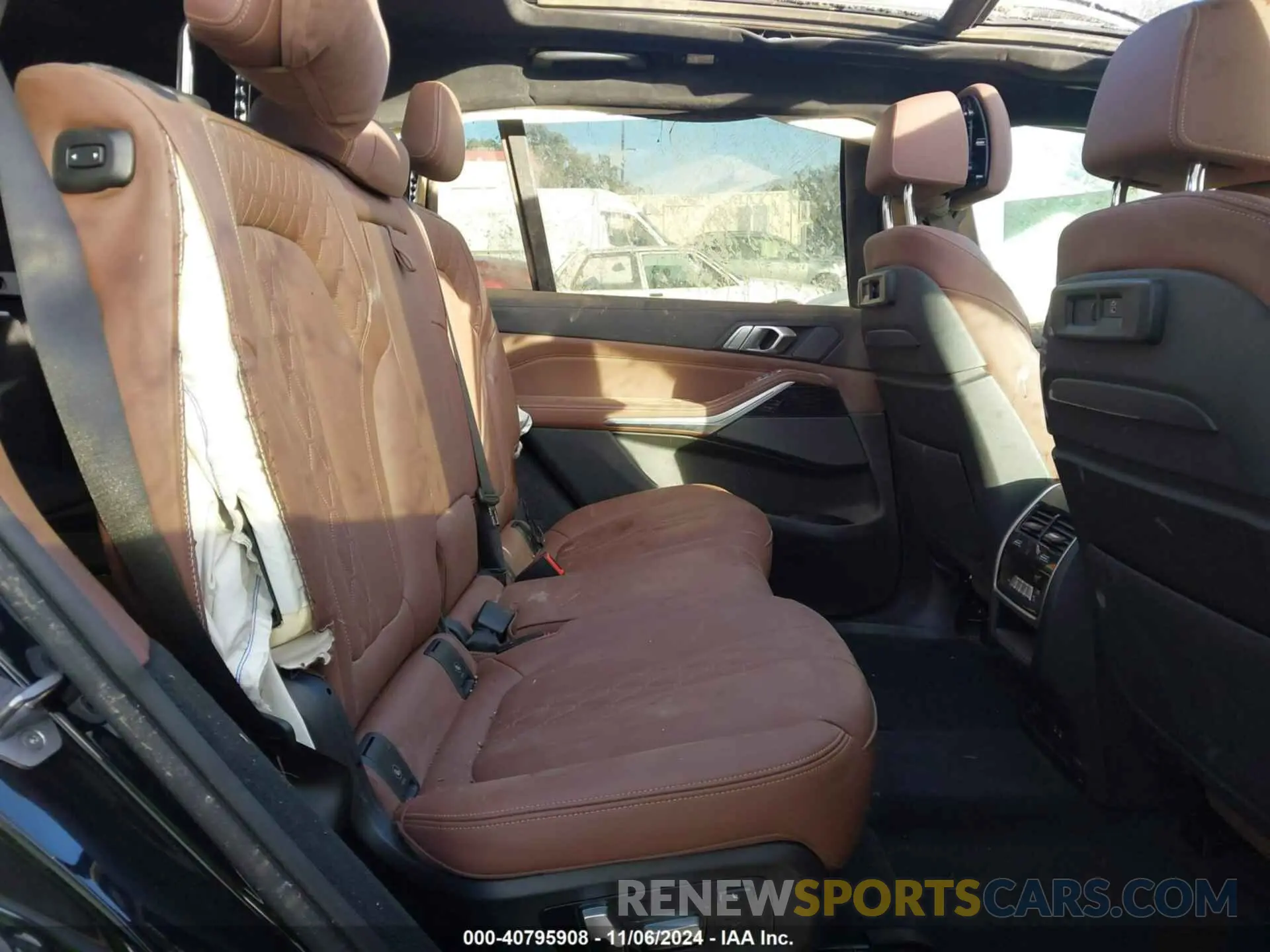 8 Photograph of a damaged car 5UXCX6C08N9M65716 BMW X7 2022