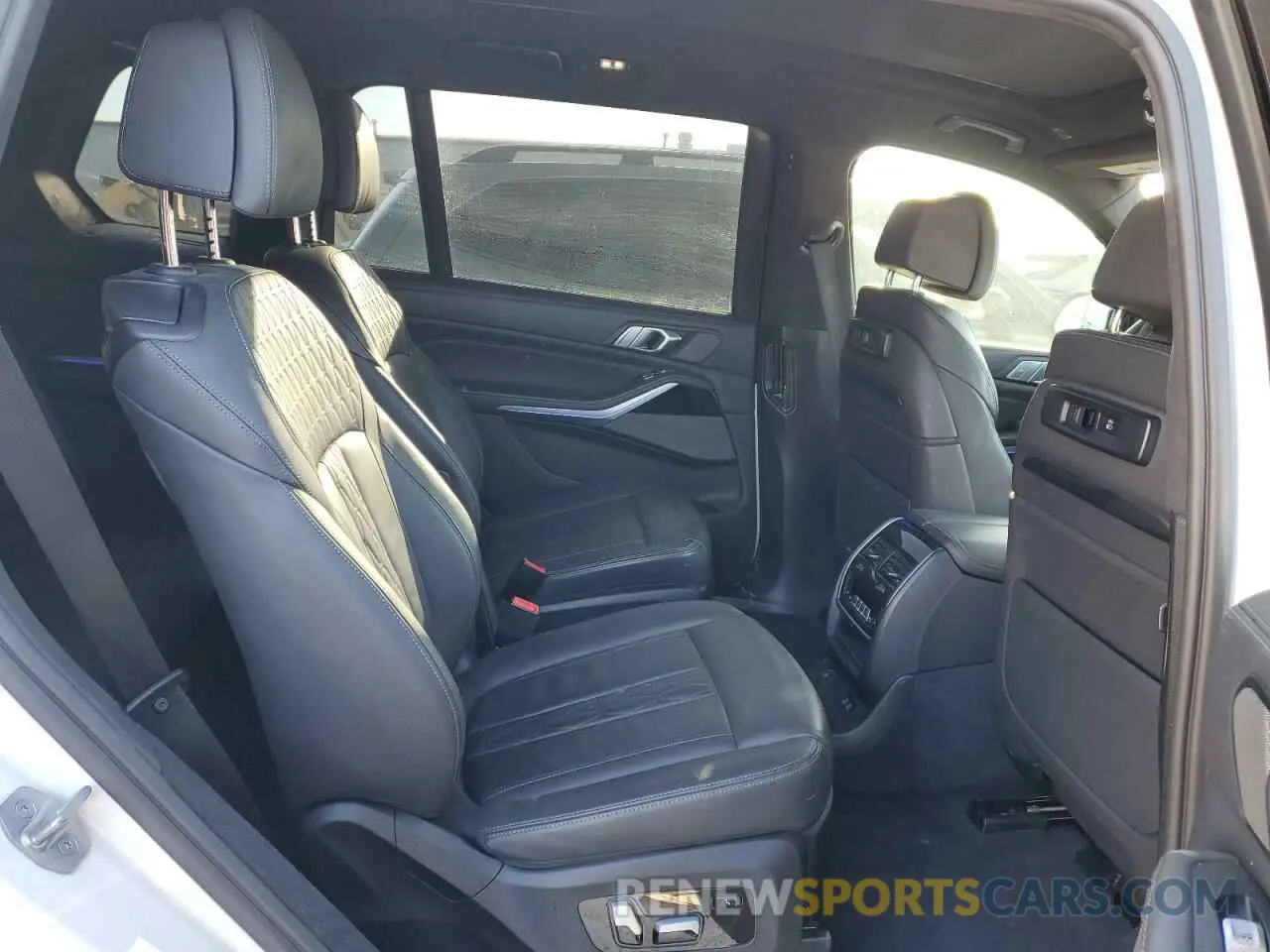 11 Photograph of a damaged car 5UXCX6C14N9M36450 BMW X7 2022