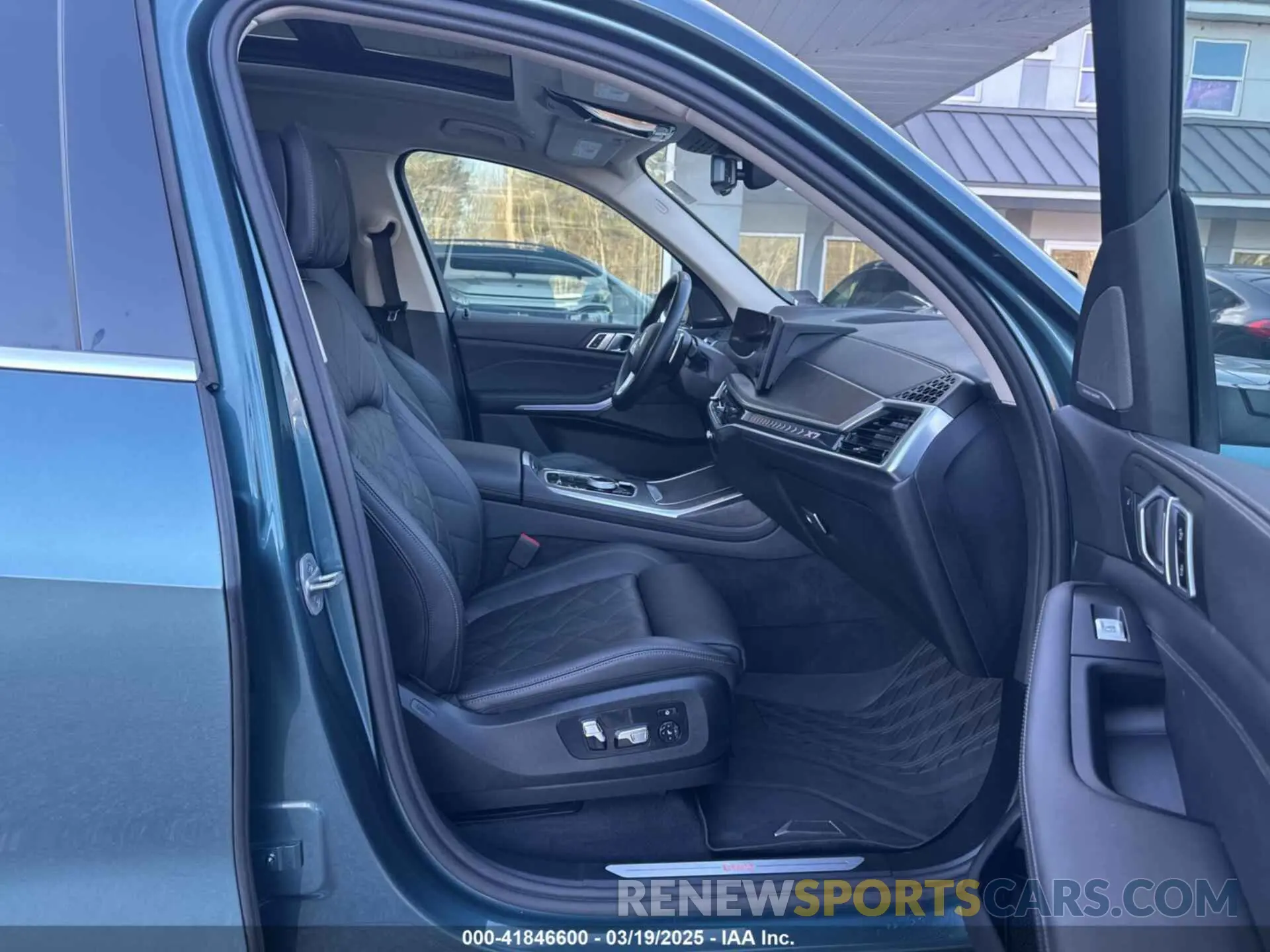 5 Photograph of a damaged car 5UX23EM00P9N53758 BMW X7 2023