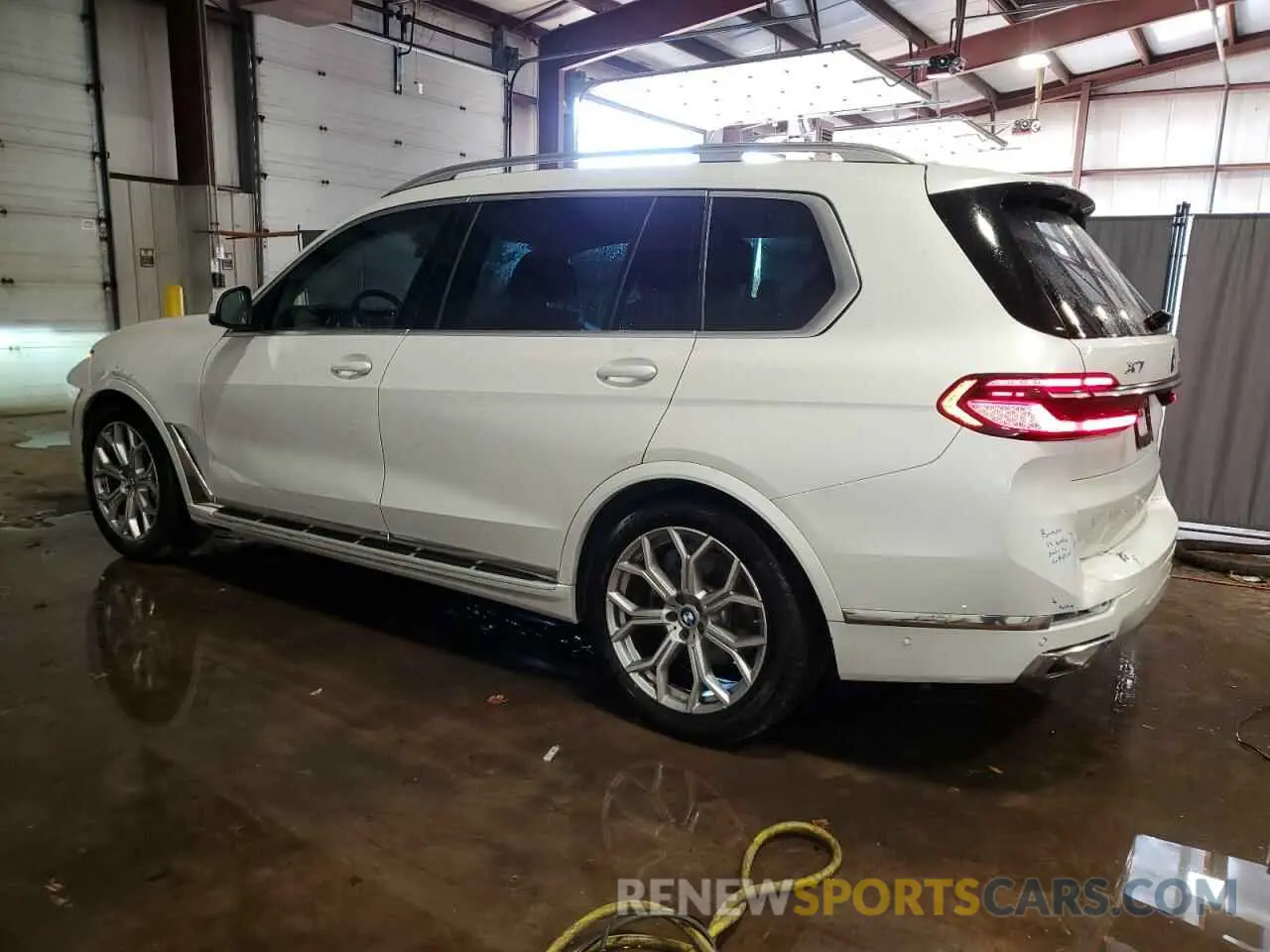2 Photograph of a damaged car 5UX23EM00P9P20295 BMW X7 2023