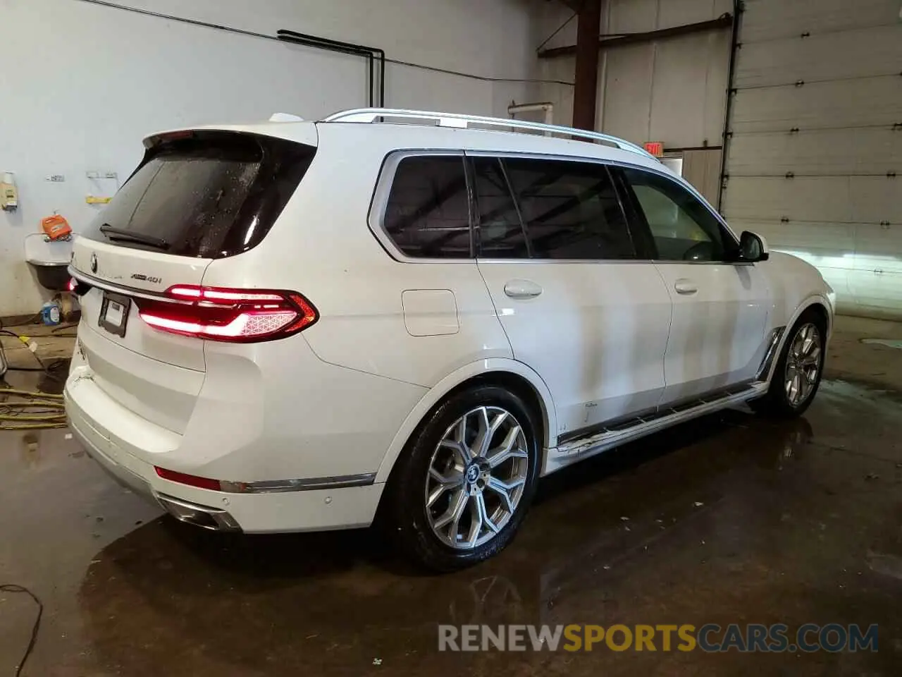 3 Photograph of a damaged car 5UX23EM00P9P20295 BMW X7 2023
