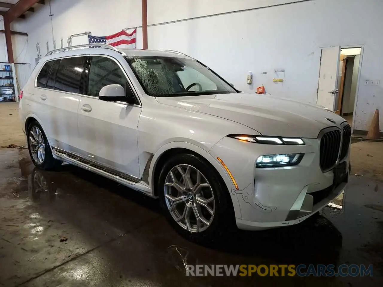 4 Photograph of a damaged car 5UX23EM00P9P20295 BMW X7 2023