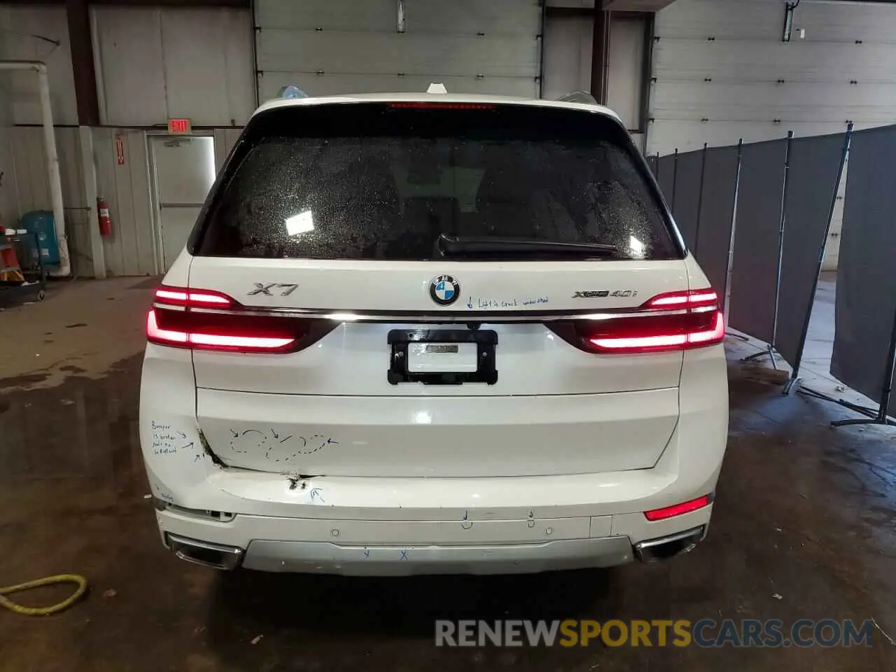 6 Photograph of a damaged car 5UX23EM00P9P20295 BMW X7 2023