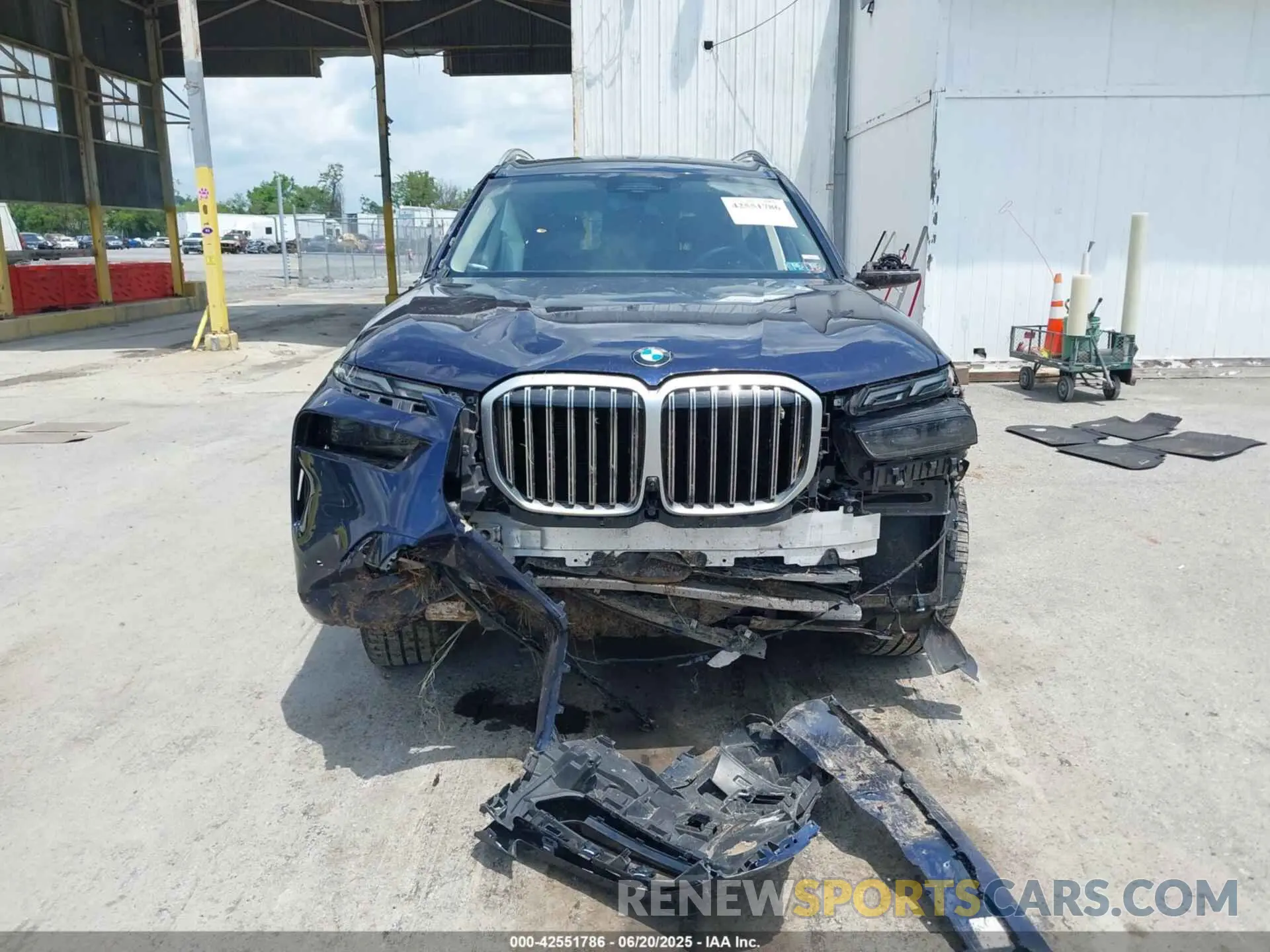 12 Photograph of a damaged car 5UX23EM00P9P21091 BMW X7 2023